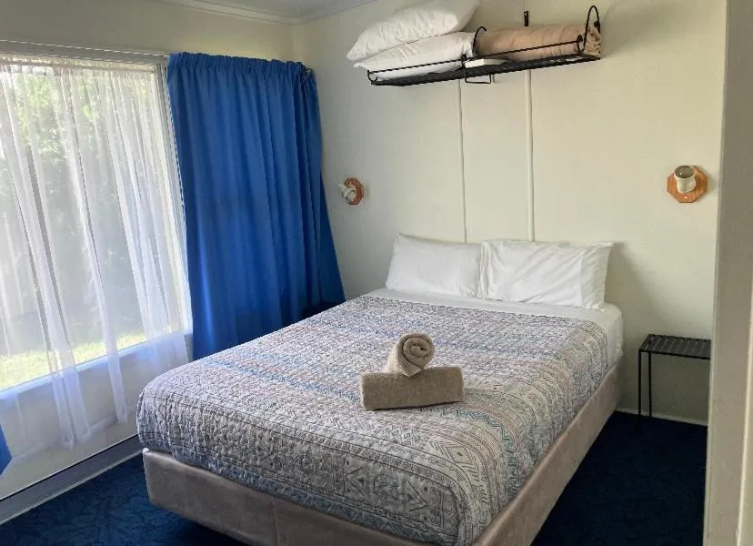 Bed in Mitchell Motel & Cabins