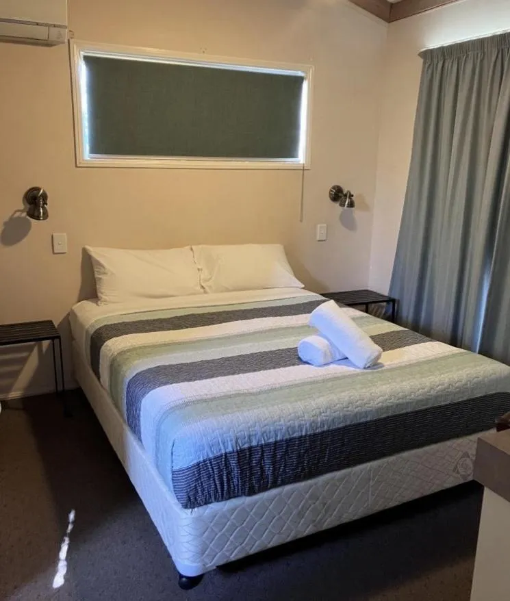 Bed in Mitchell Motel & Cabins