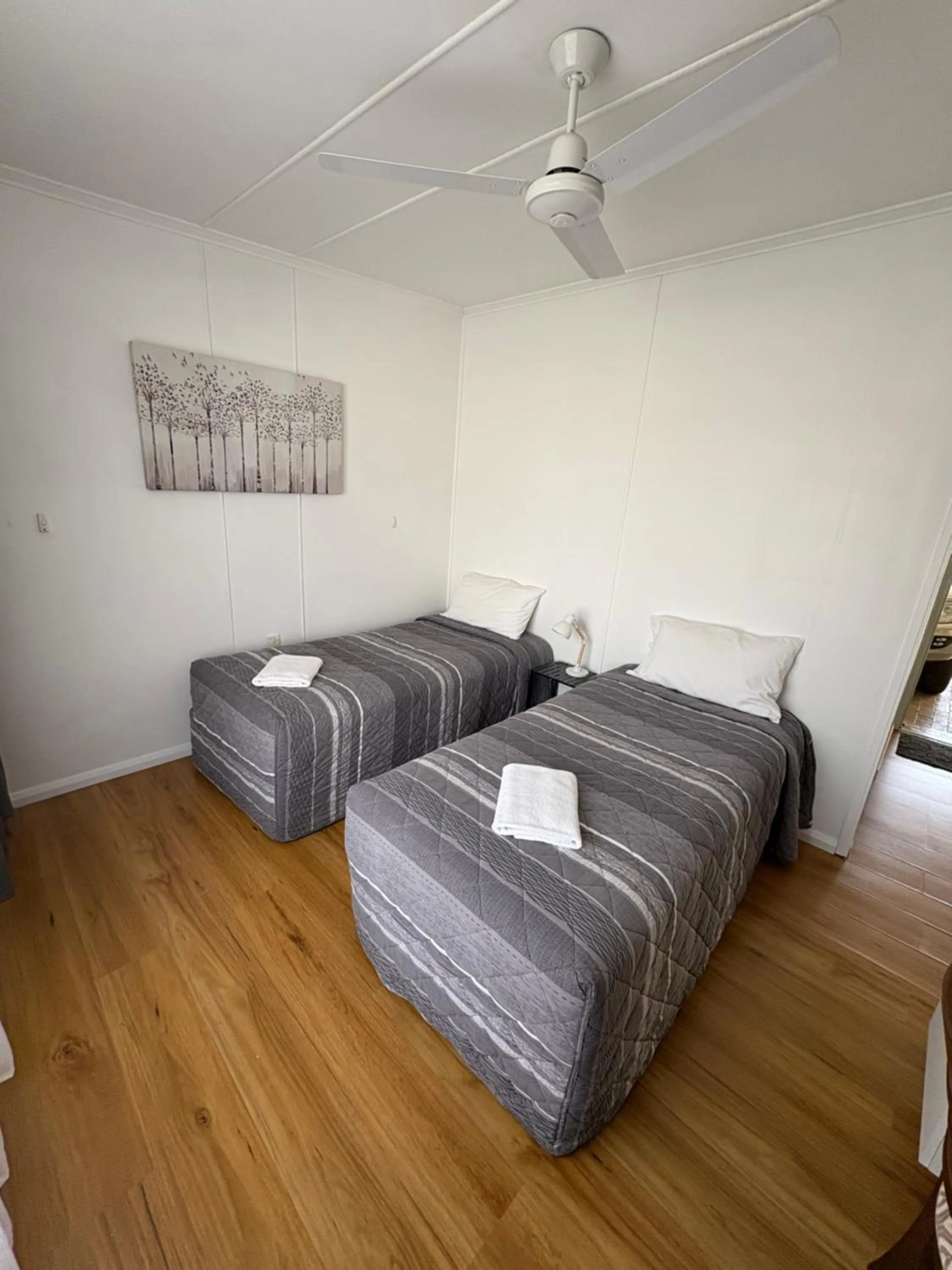 Bed in Mitchell Motel & Cabins