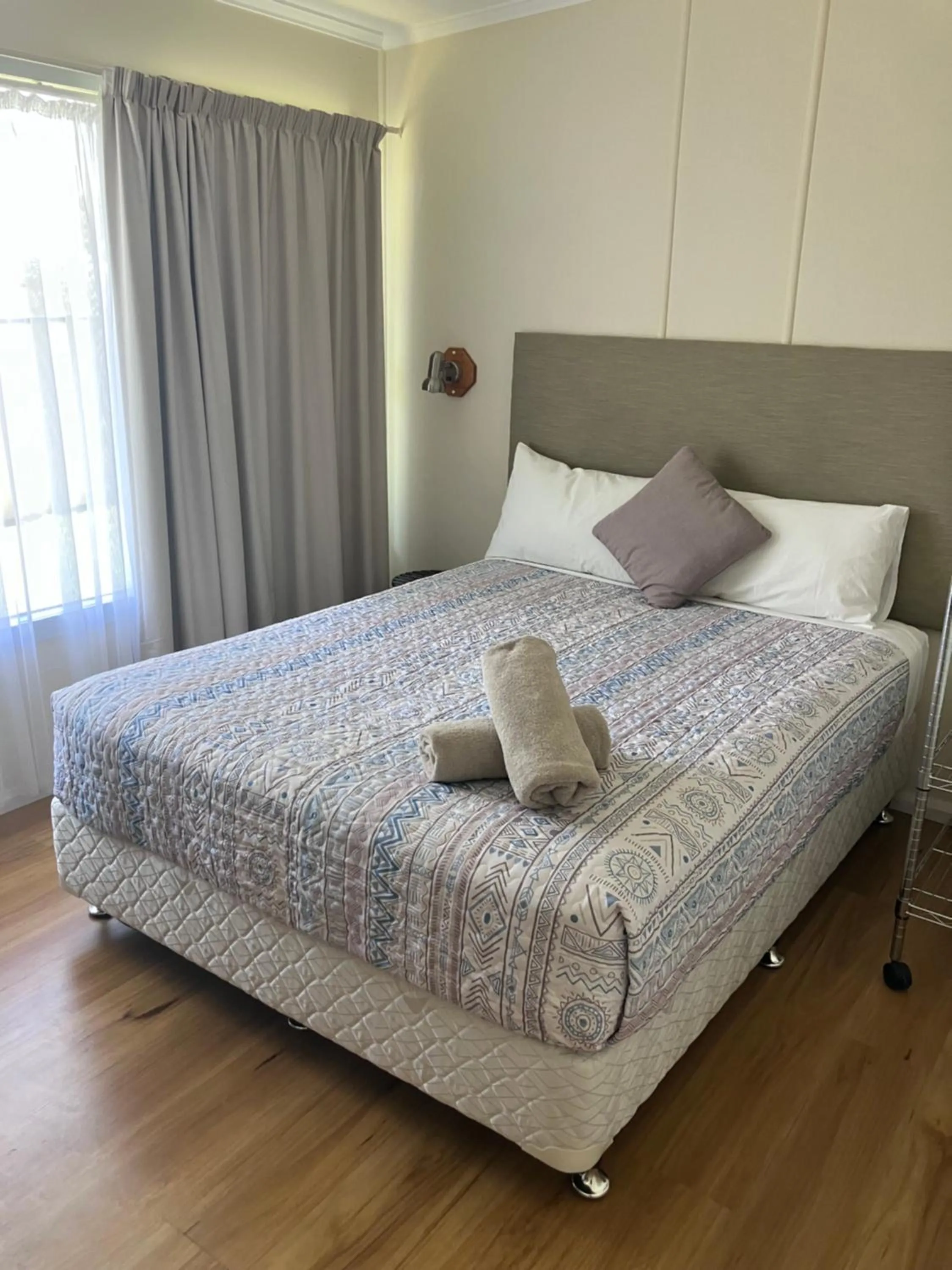 Bed in Mitchell Motel & Cabins