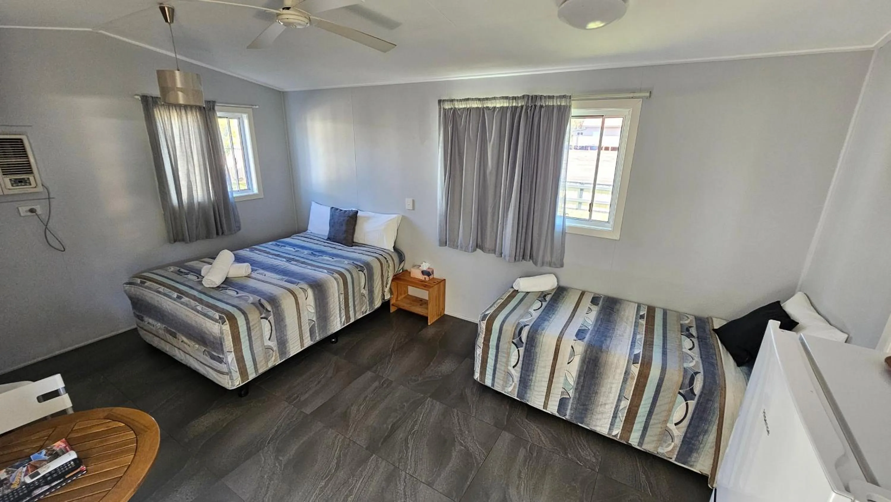 Bed in Mitchell Motel & Cabins