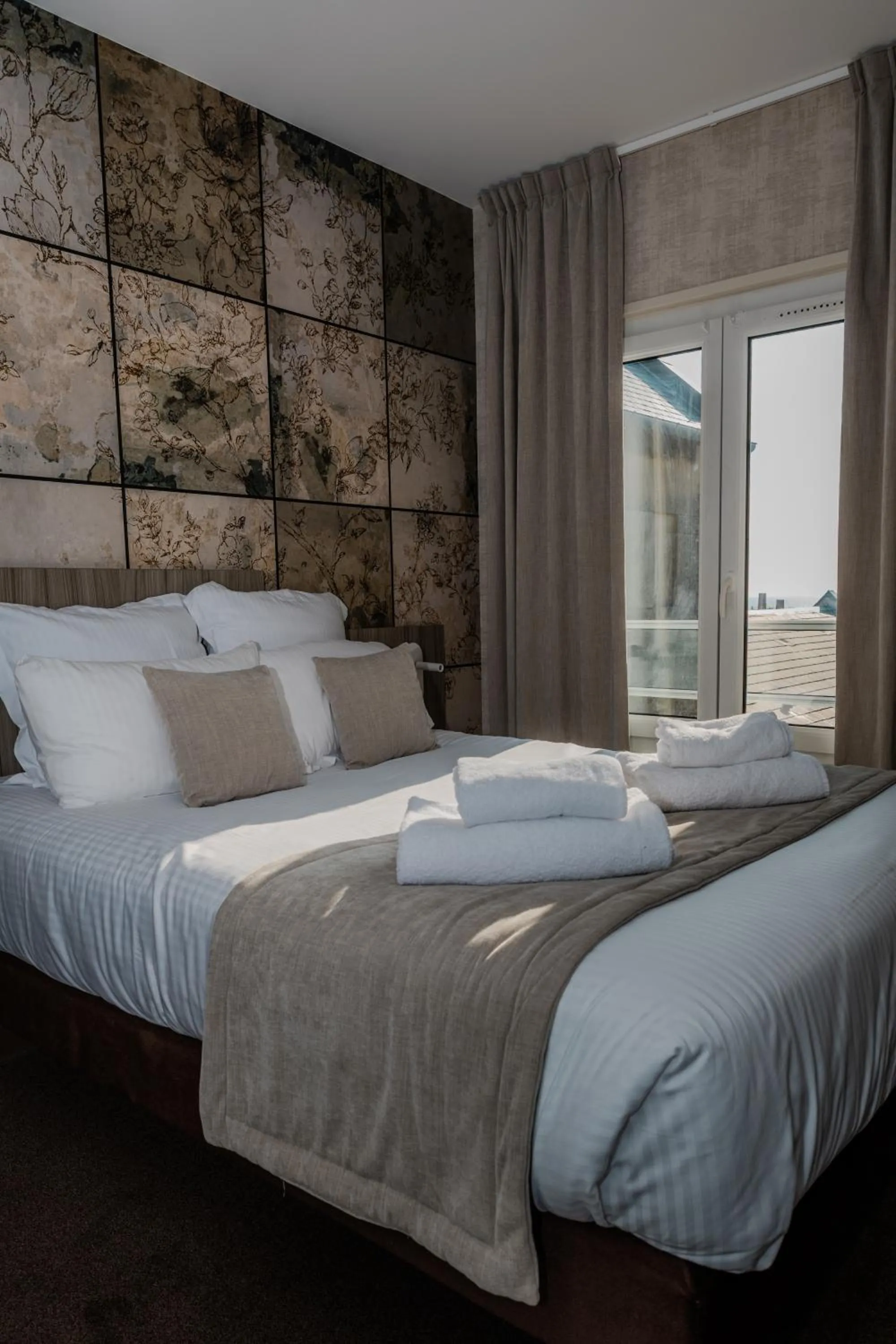 Bedroom, Bed in Le Grand Hôtel de la Marine "face à la mer"