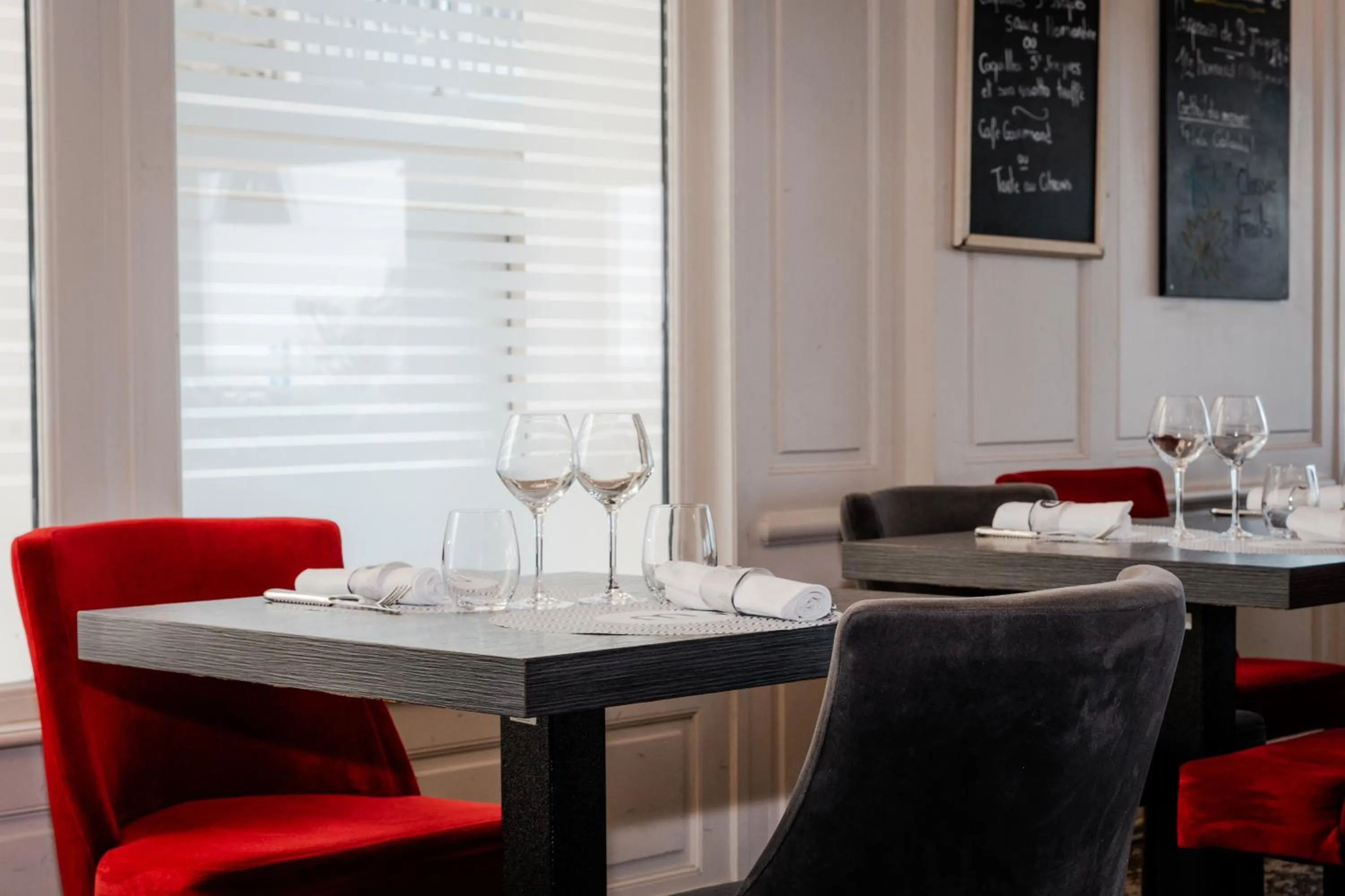 Restaurant/places to eat in Le Grand Hôtel de la Marine "face à la mer"