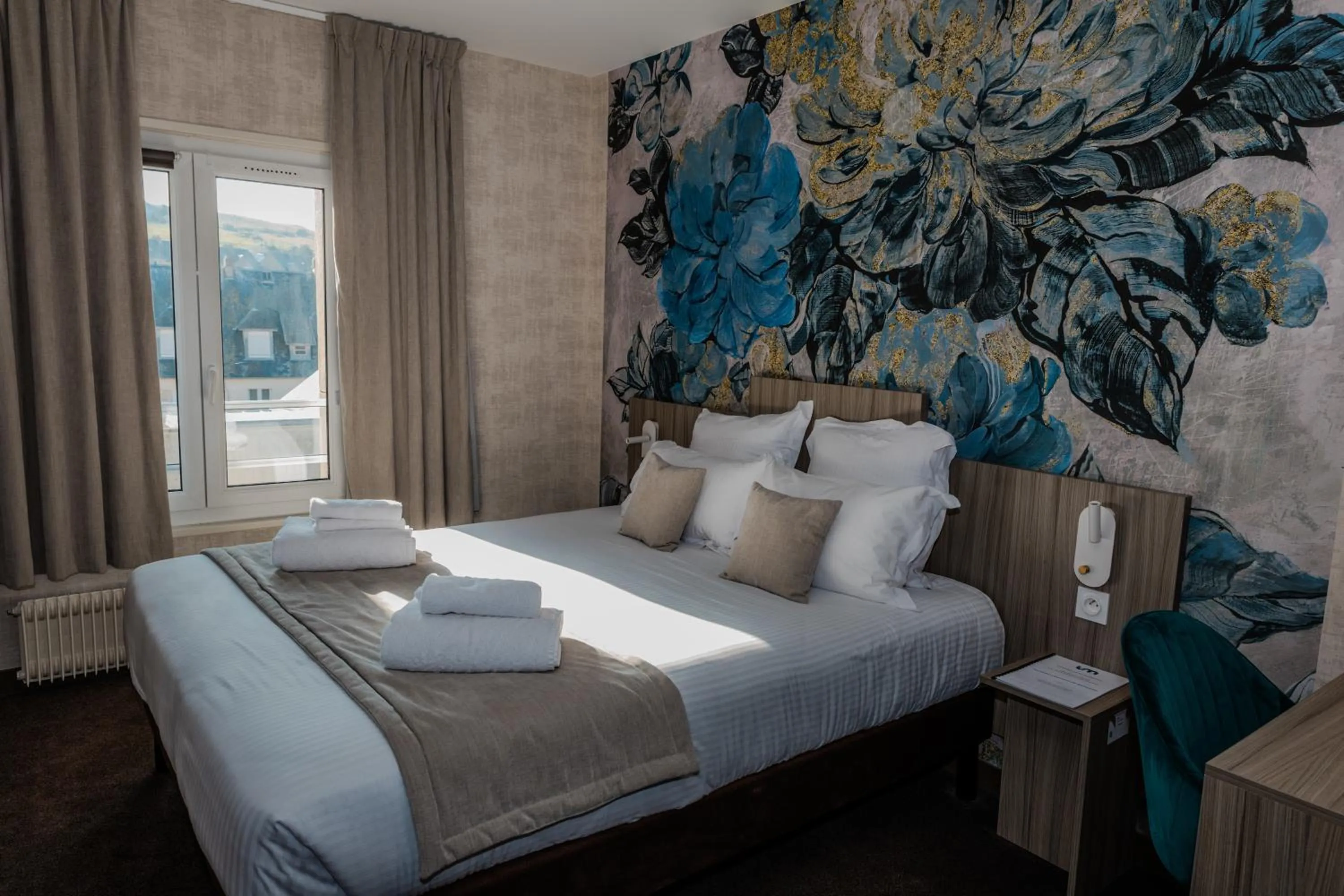 Bedroom, Bed in Le Grand Hôtel de la Marine "face à la mer"