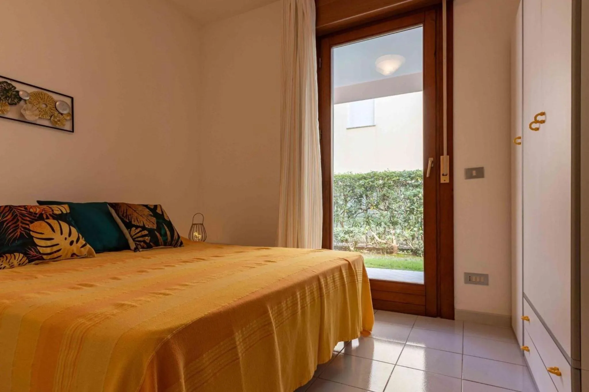 Bed in Welcoming flat with private garden-Beahost