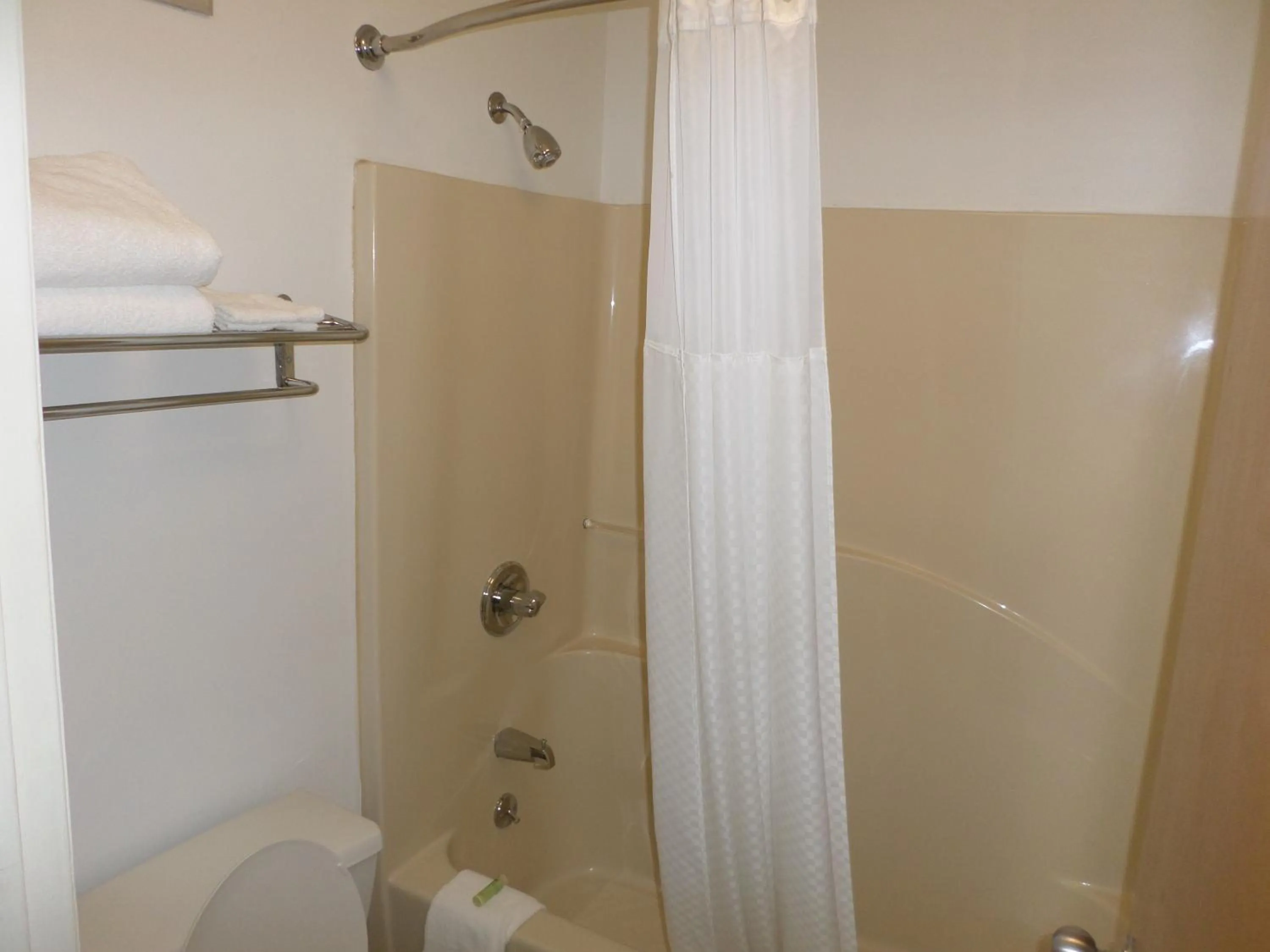Shower in Richland Inn - Lewisburg