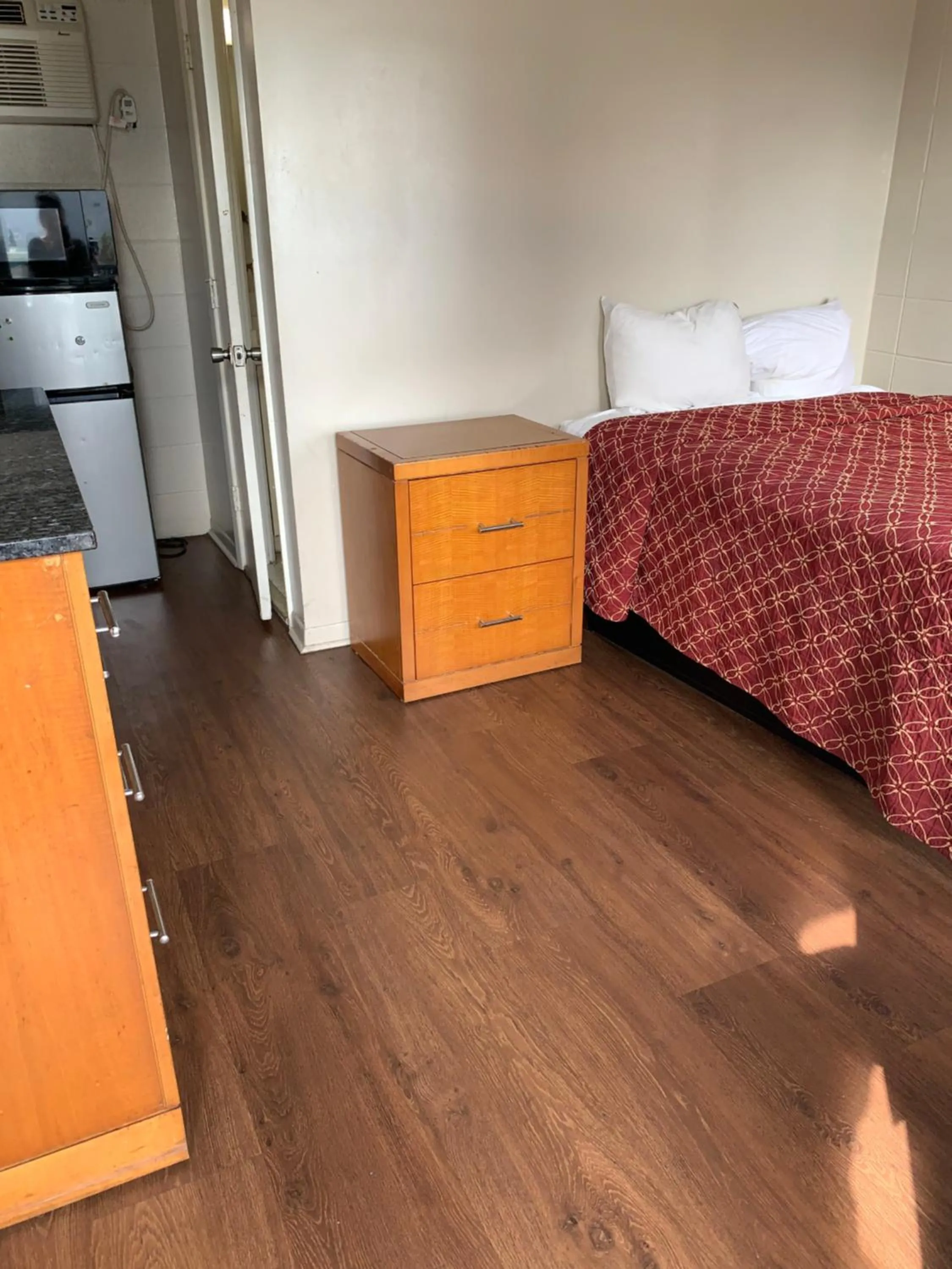 Bed in Wayfarer Motel