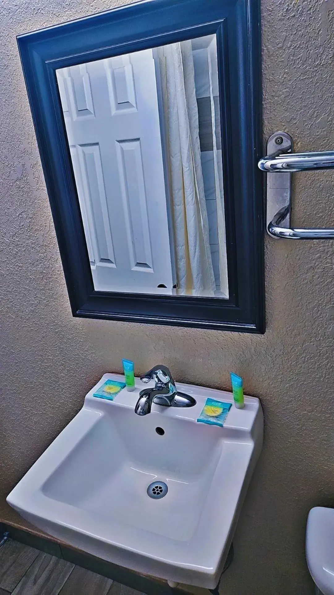 Deluxe Double Room (2 Adults + 1 Child) in Wayfarer Motel Deluxe Double Room (2 Adults + 1 Child) in Wayfarer Motel