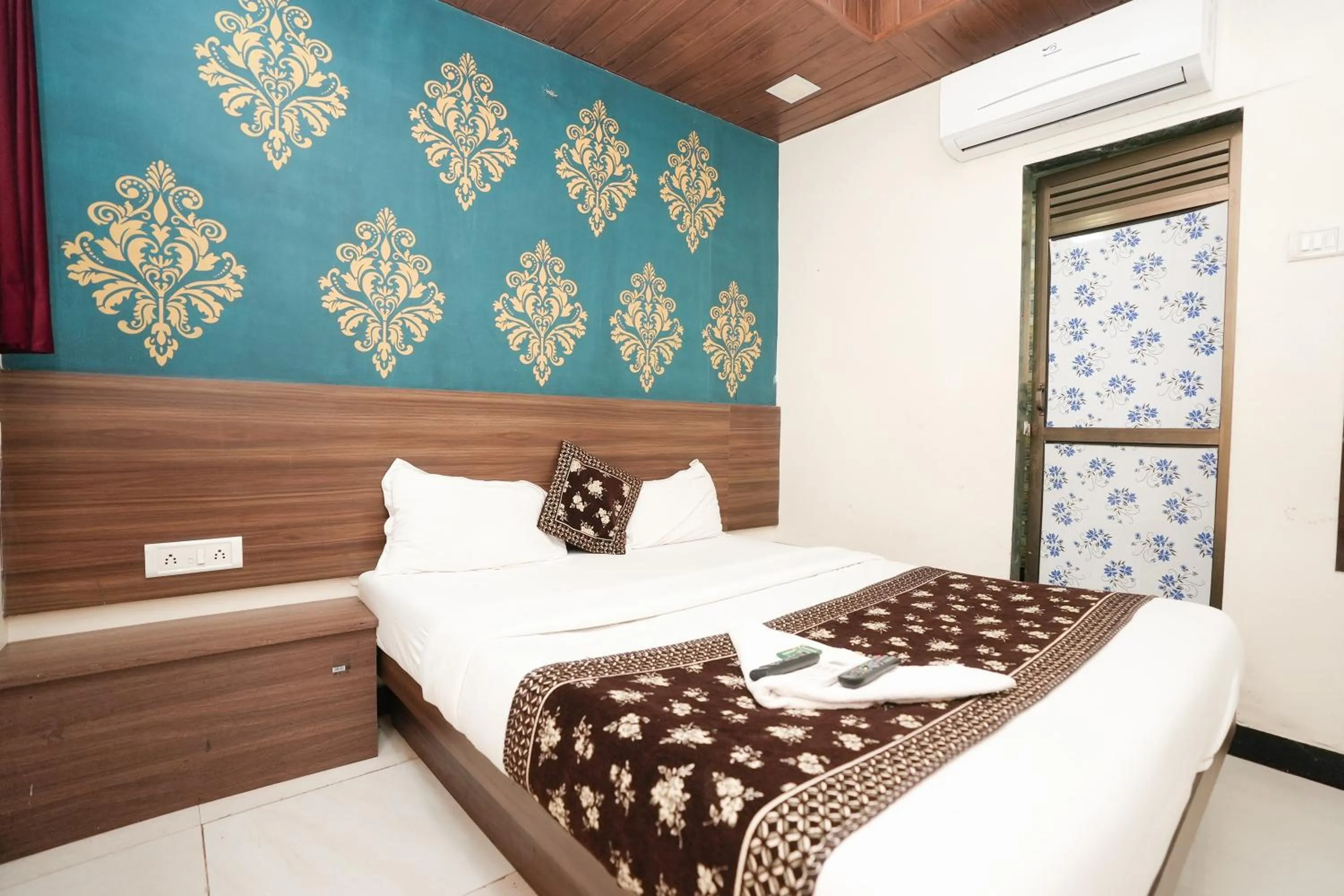 Bed in Hotel Mumbai Residency