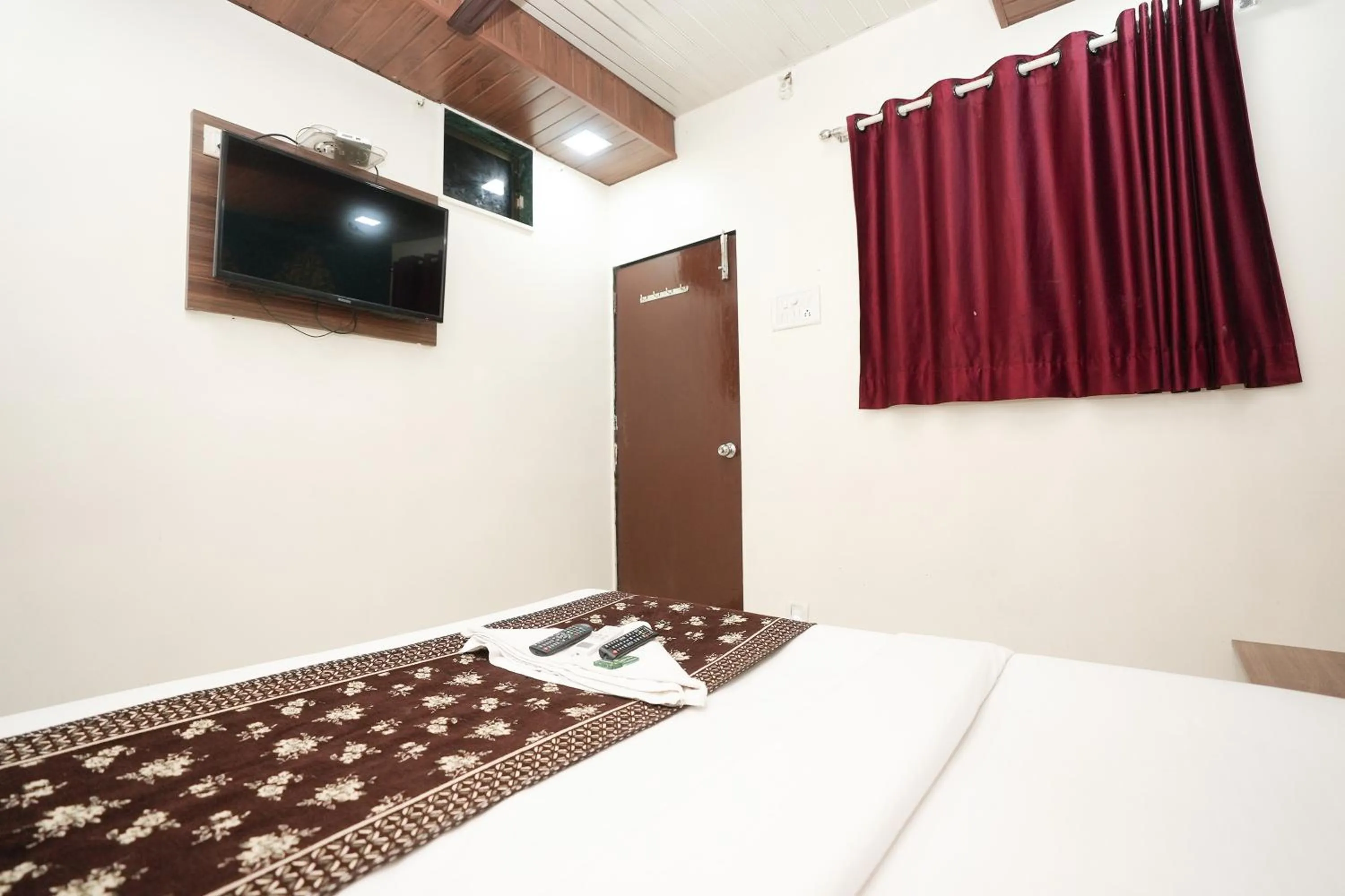 Bed in Hotel Mumbai Residency