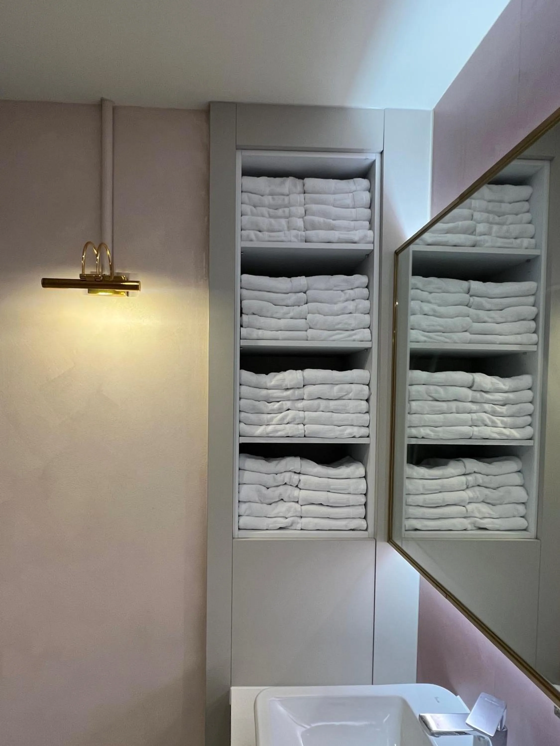 Shower, Bed in Seoul Cube Jongro