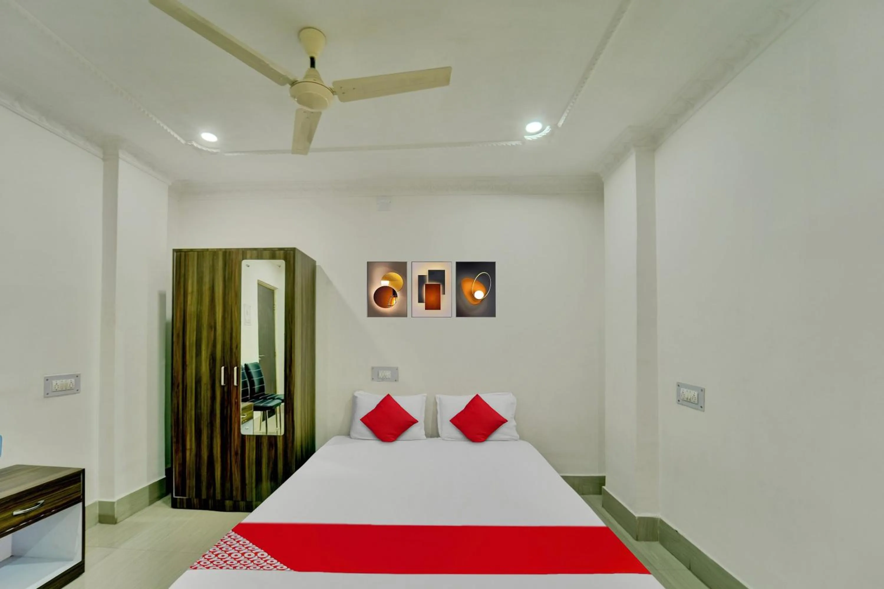 Bedroom, Bed in Hotel O Shakti Inn