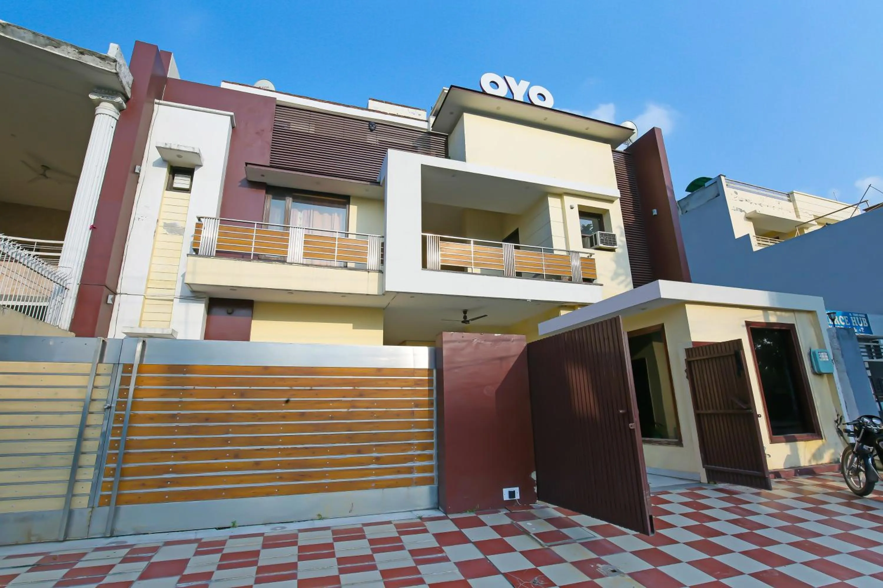 Facade/entrance in Hotel O Dream'z Residency