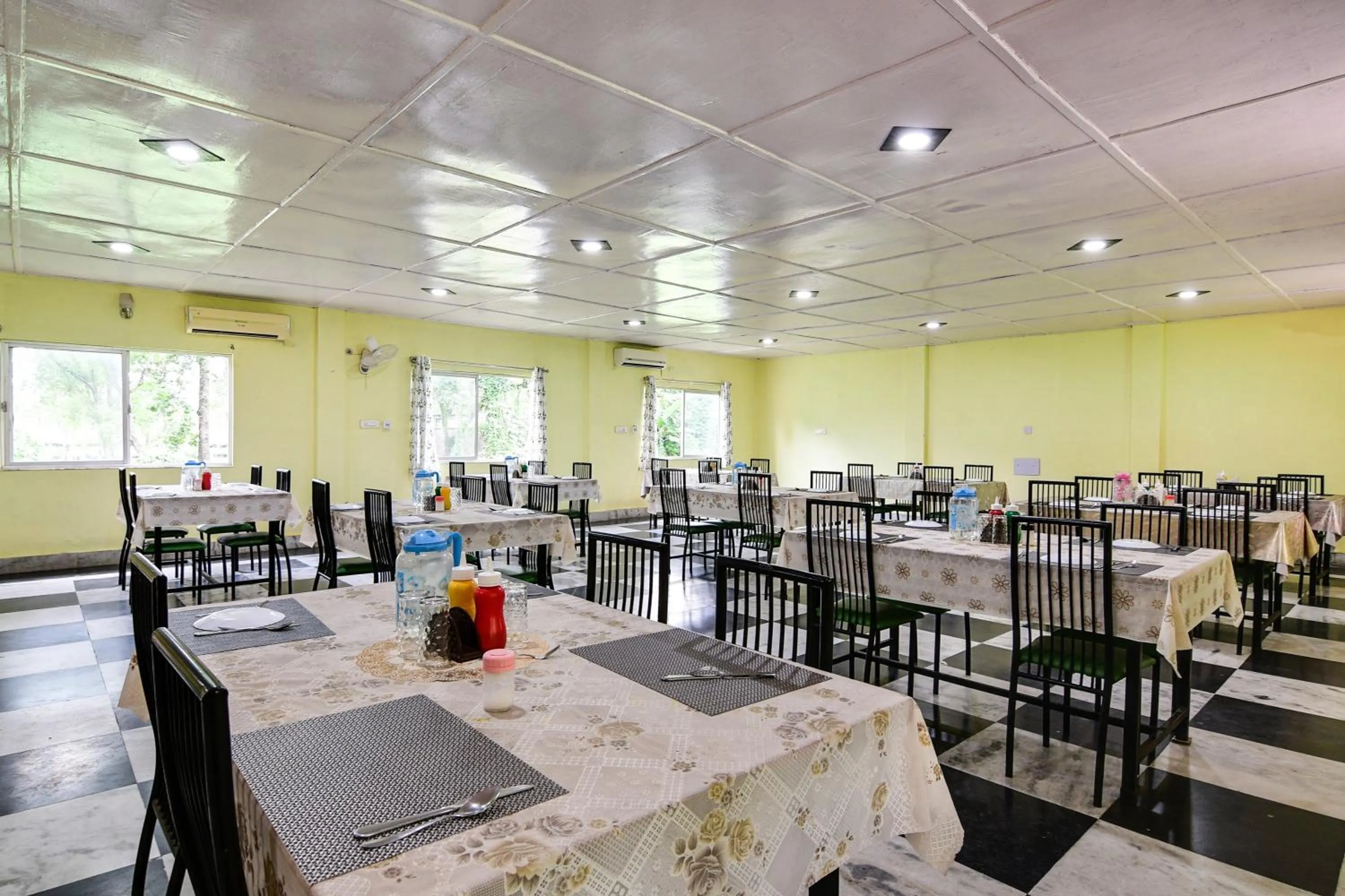 Restaurant/places to eat in Townhouse OAK Gorumara Jungle Resort