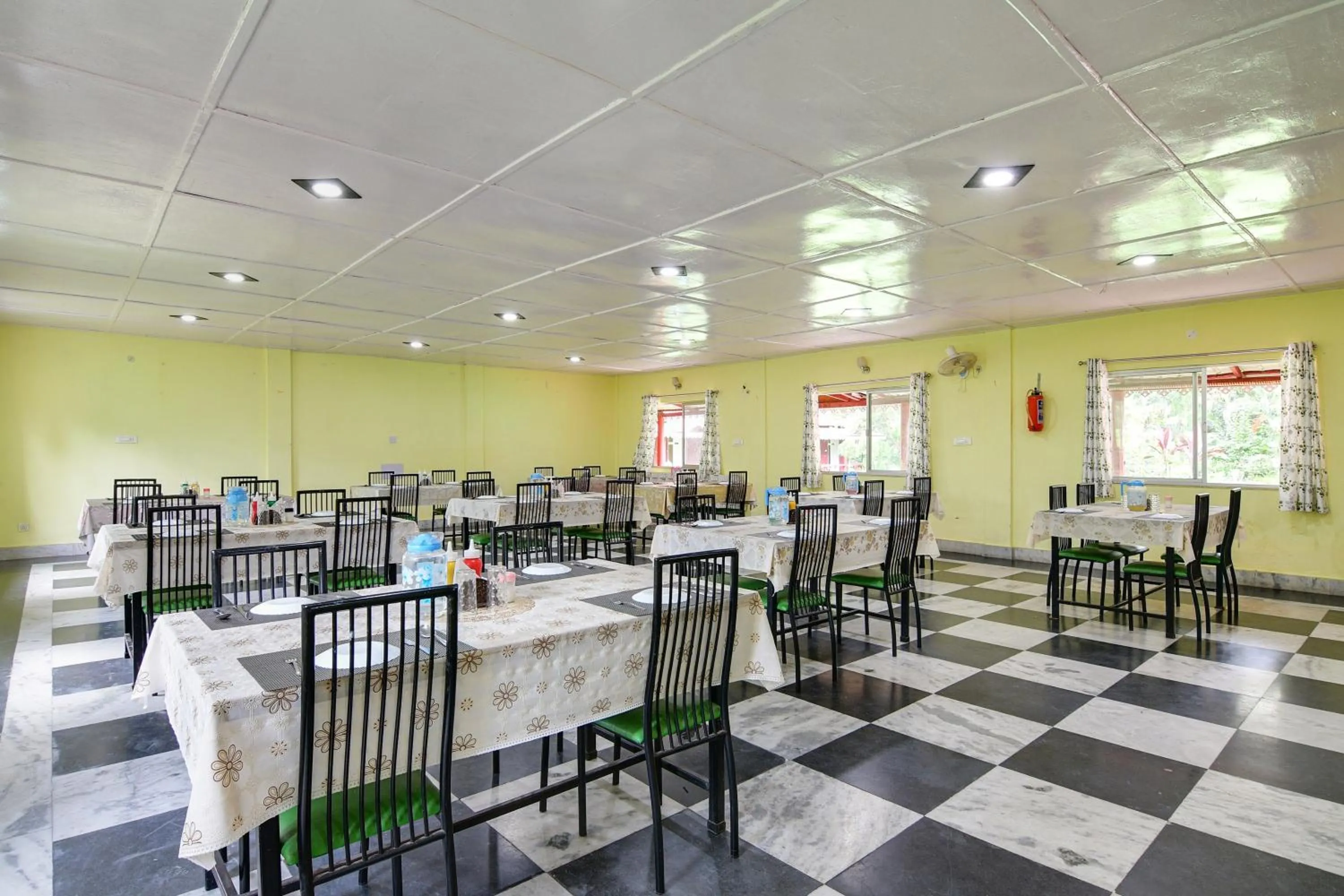 Restaurant/places to eat in Townhouse OAK Gorumara Jungle Resort