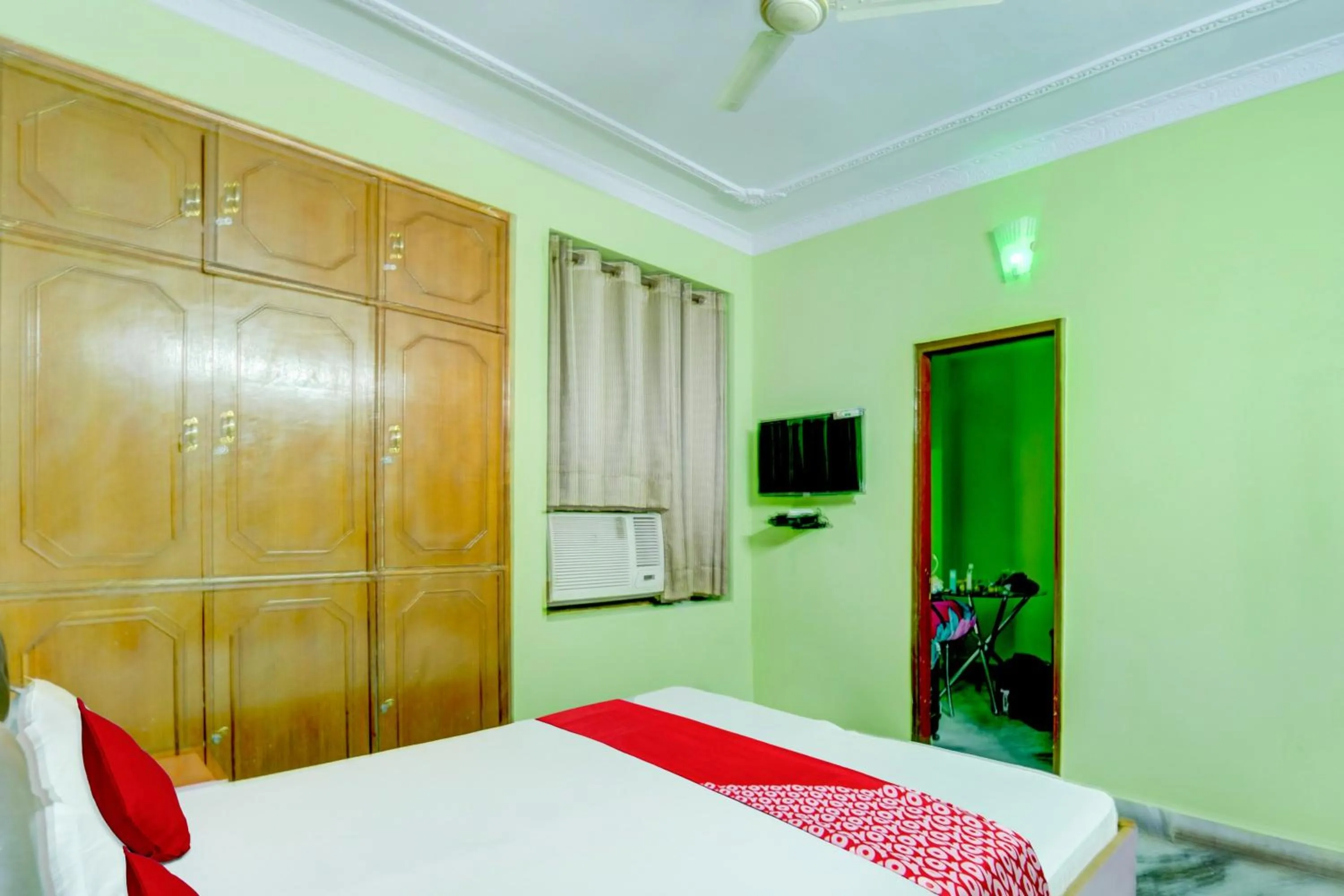 Bedroom, Bed in Super OYO Flagship Hotel New Savera