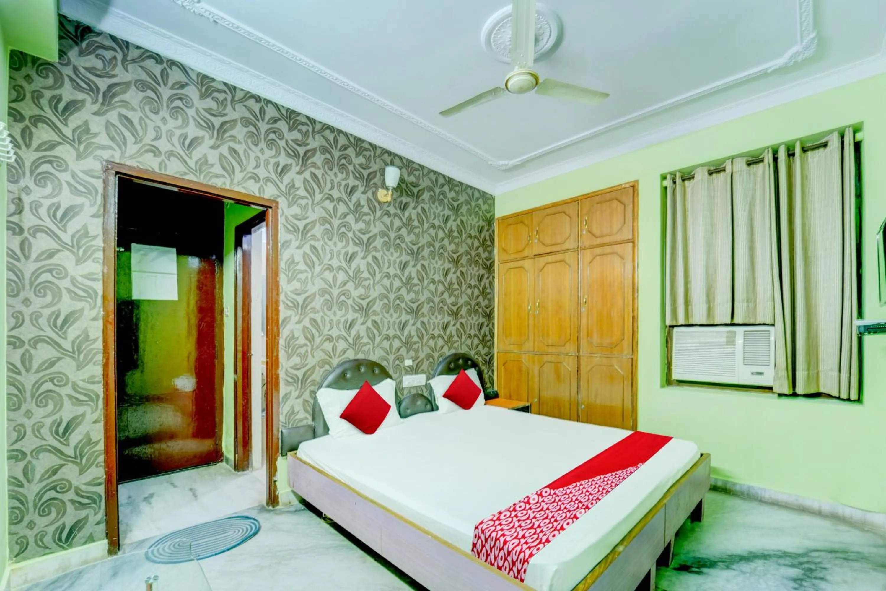 Lobby or reception, Bed in Super OYO Flagship Hotel New Savera