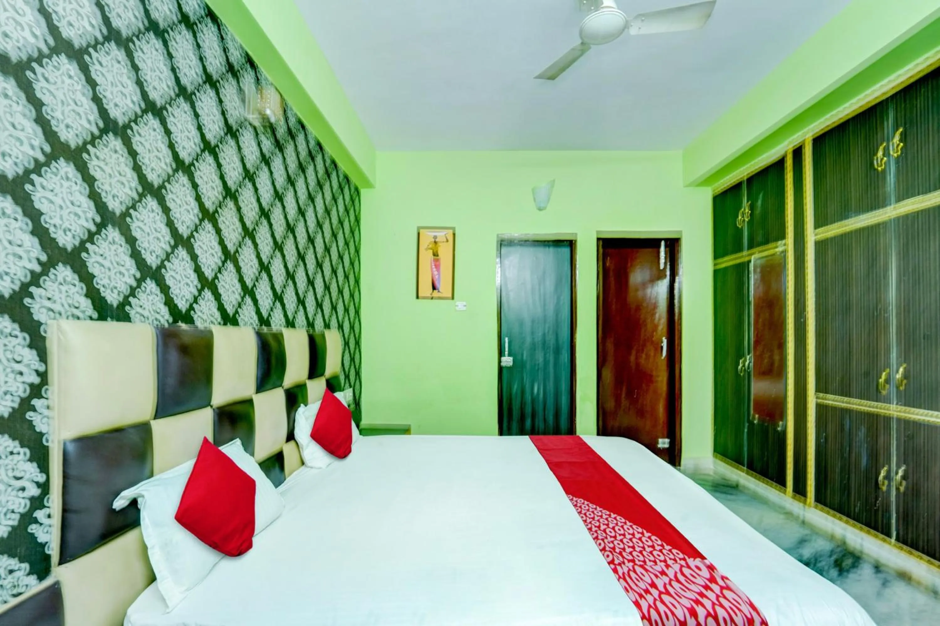 Bedroom, Bed in Super OYO Flagship Hotel New Savera