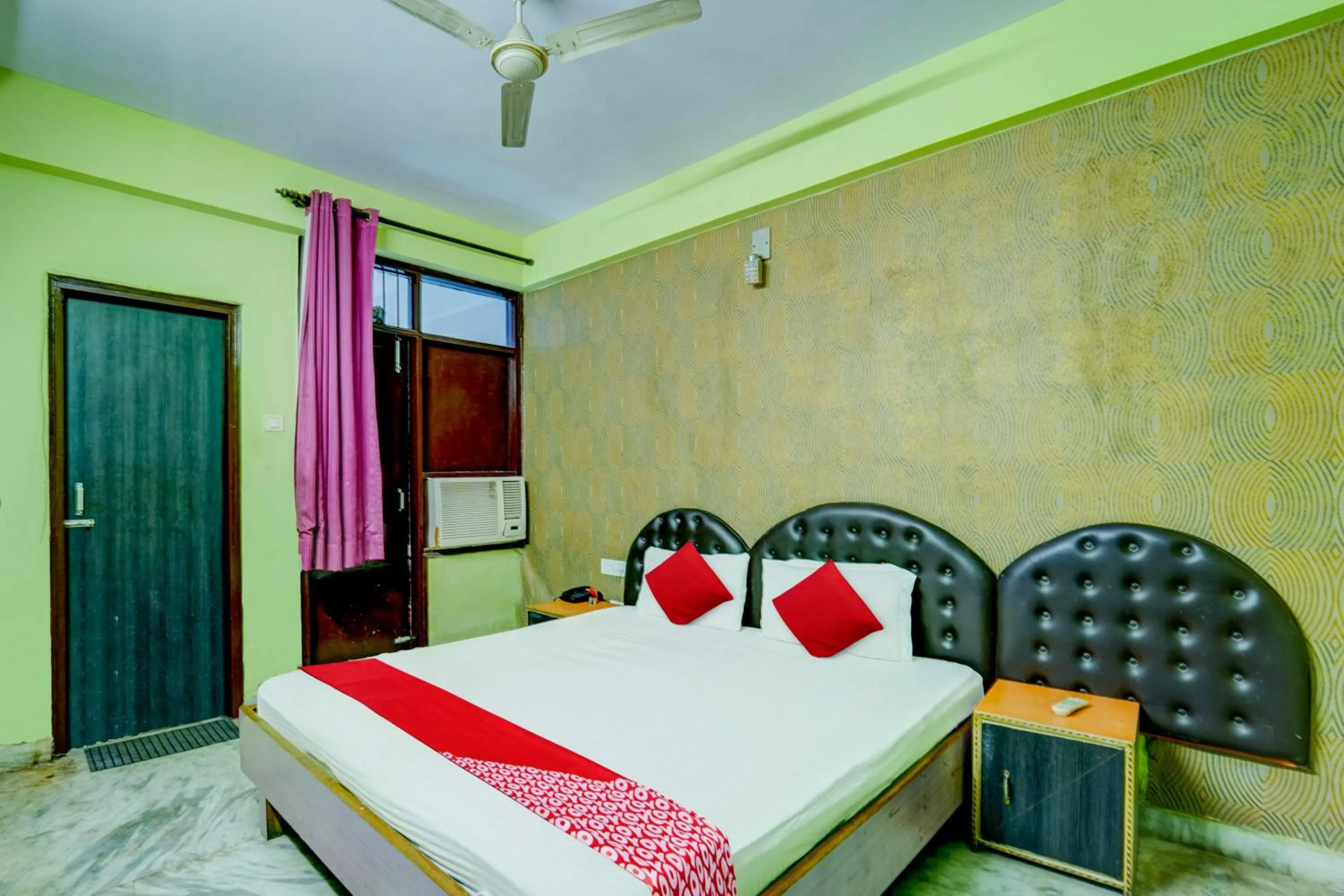 Bedroom, Bed in Super OYO Flagship Hotel New Savera