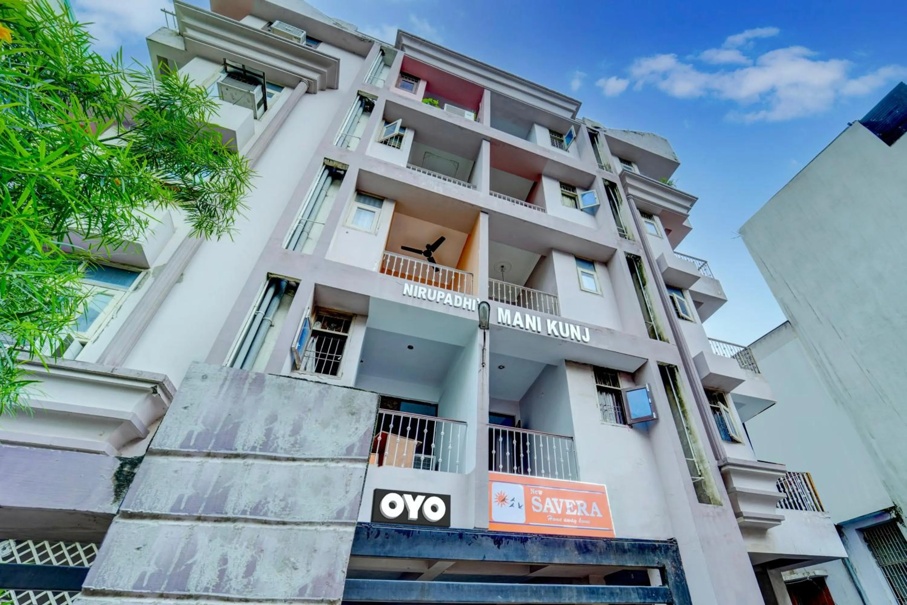 Facade/entrance in Super OYO Flagship Hotel New Savera