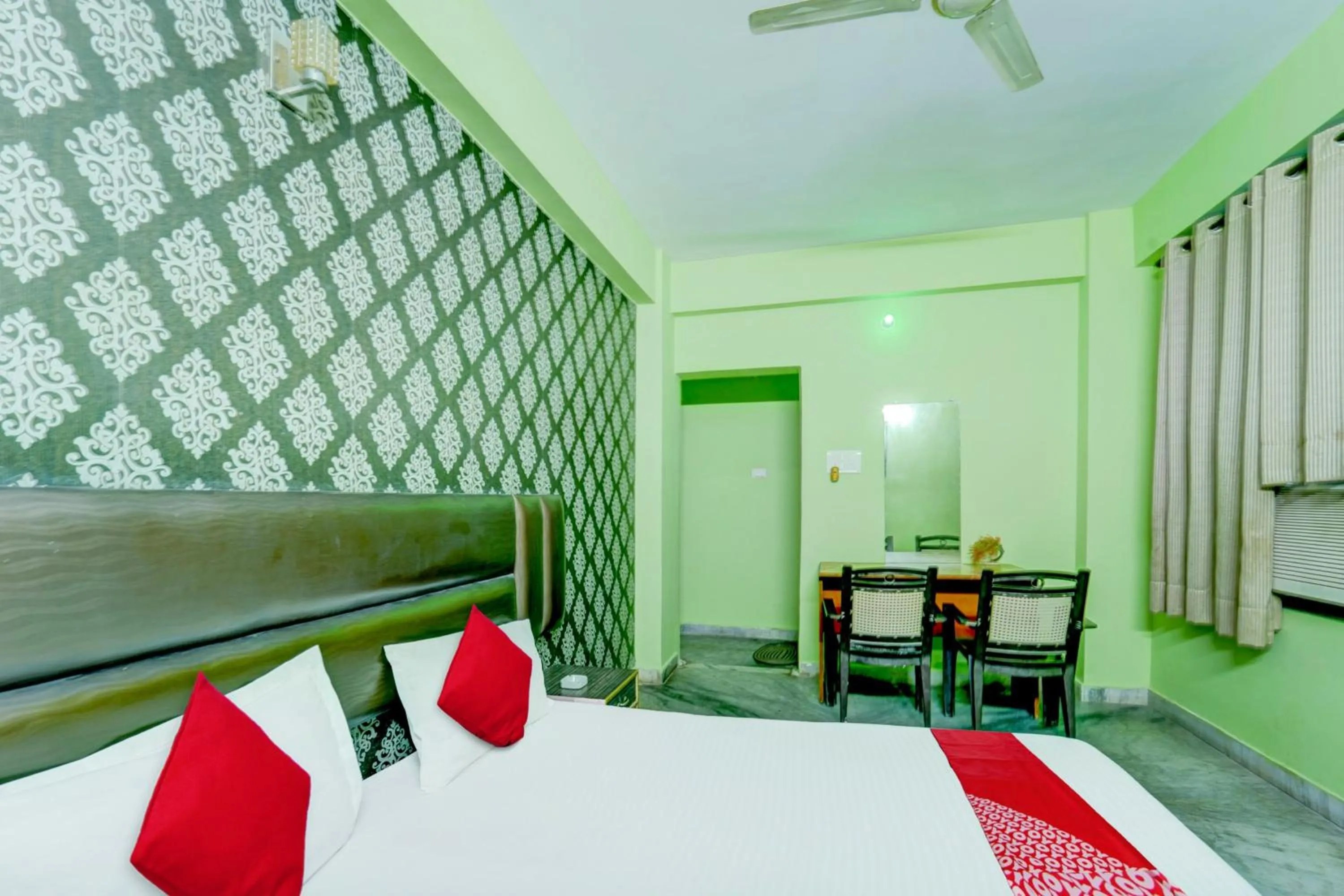 Bedroom, Bed in Super OYO Flagship Hotel New Savera