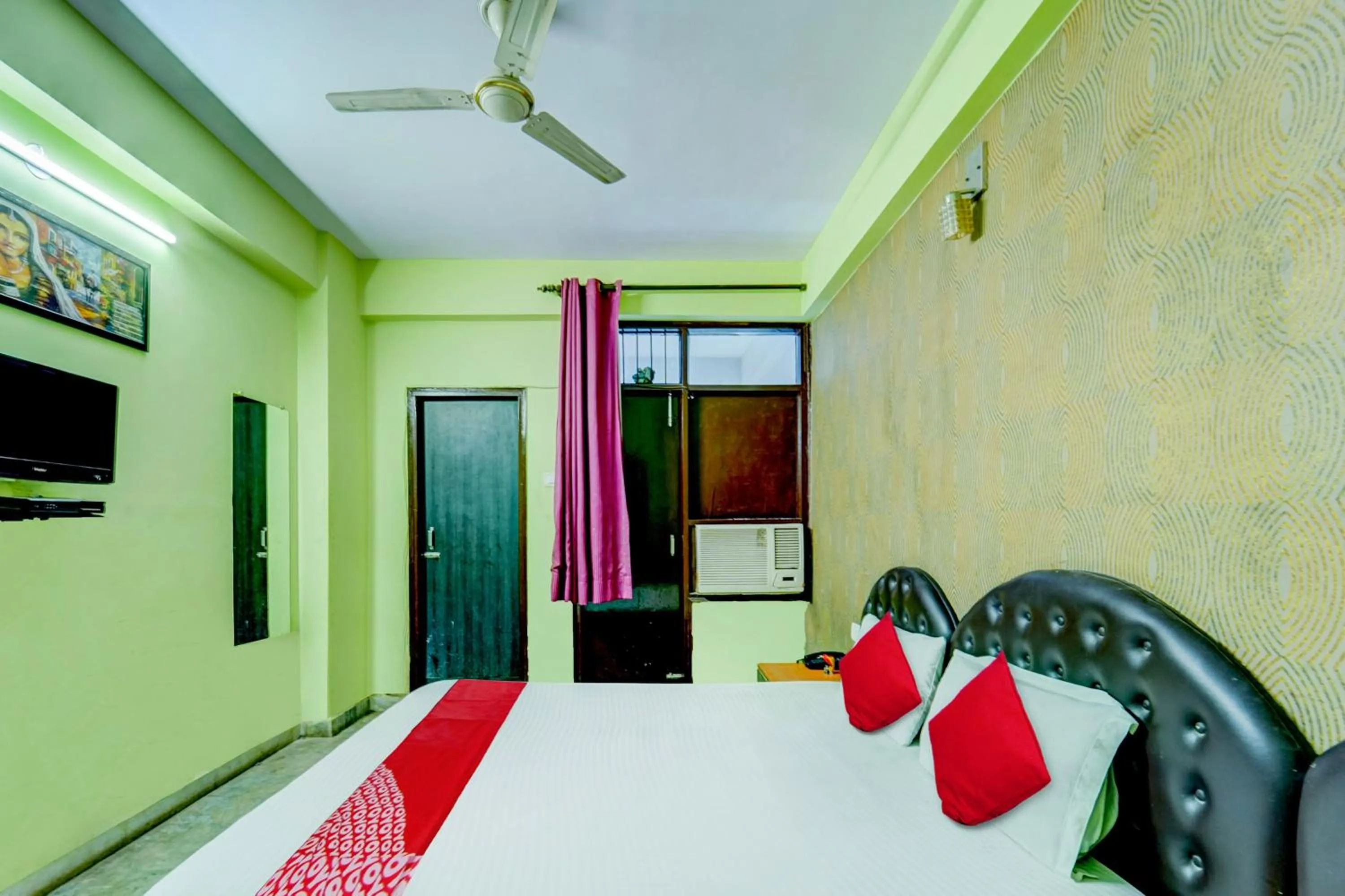 Bedroom, Bed in Super OYO Flagship Hotel New Savera