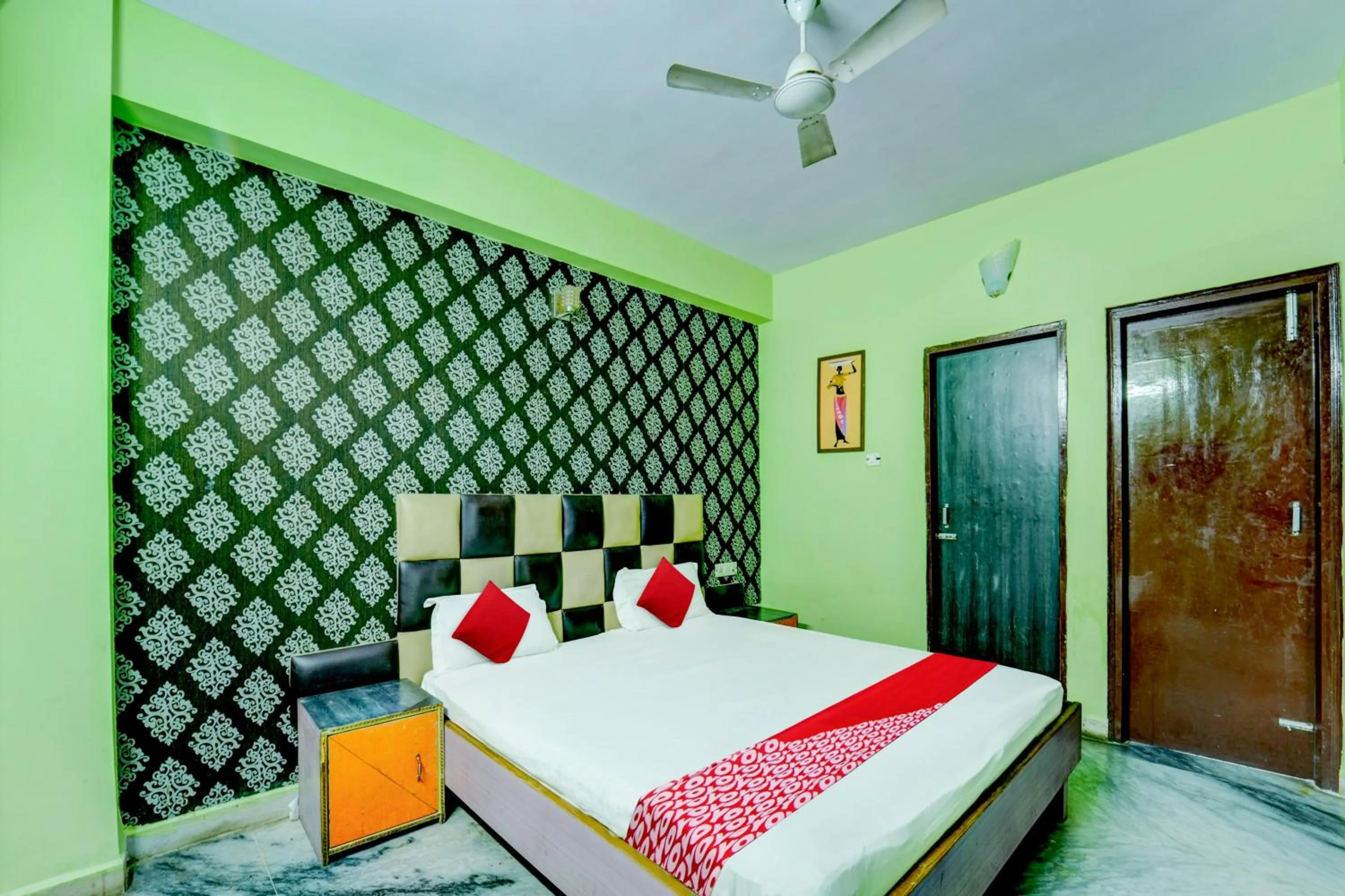 Facade/entrance, Bed in Super OYO Flagship Hotel New Savera