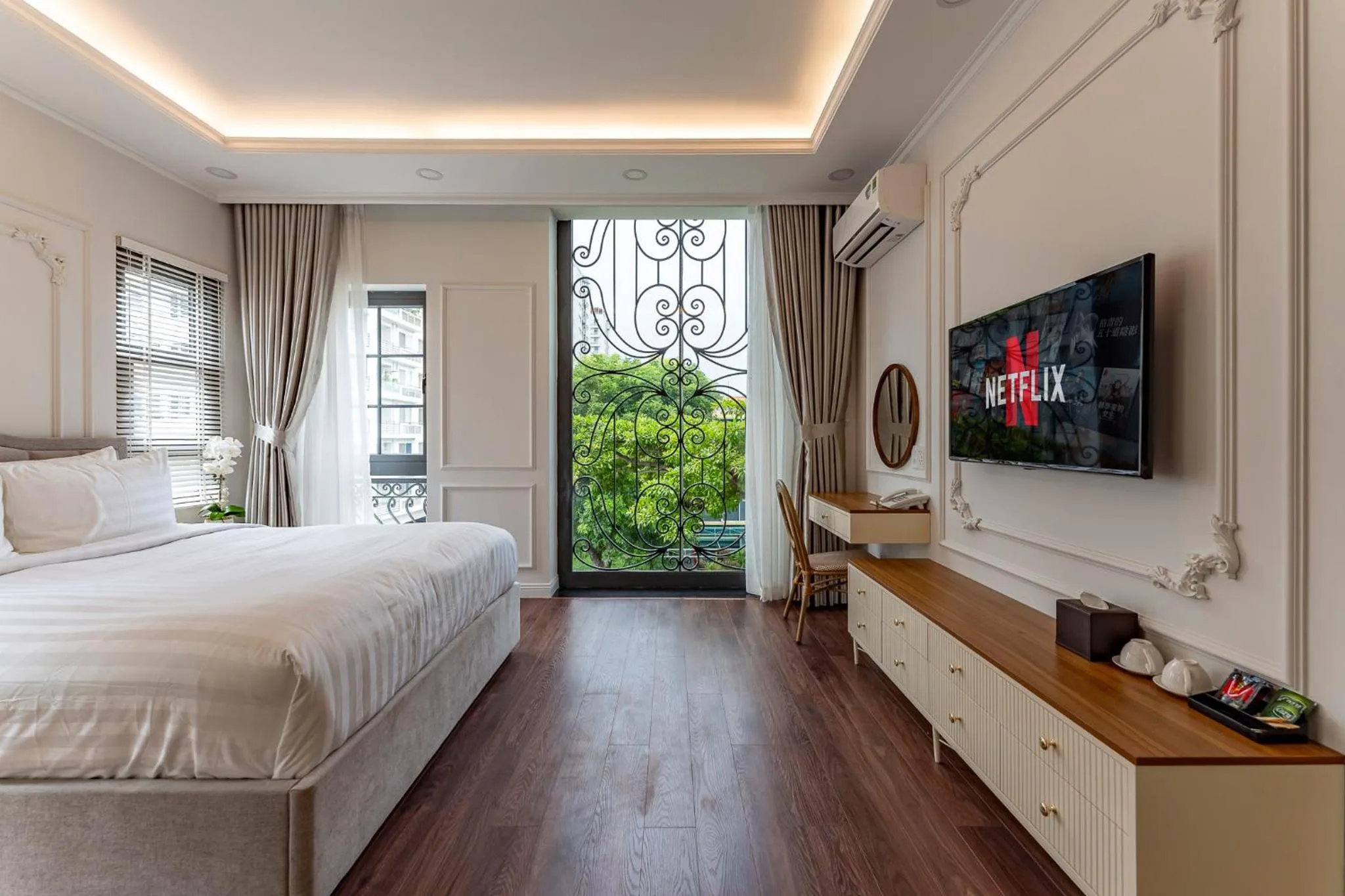 Bed in Golden Sun Apartment & Hotel