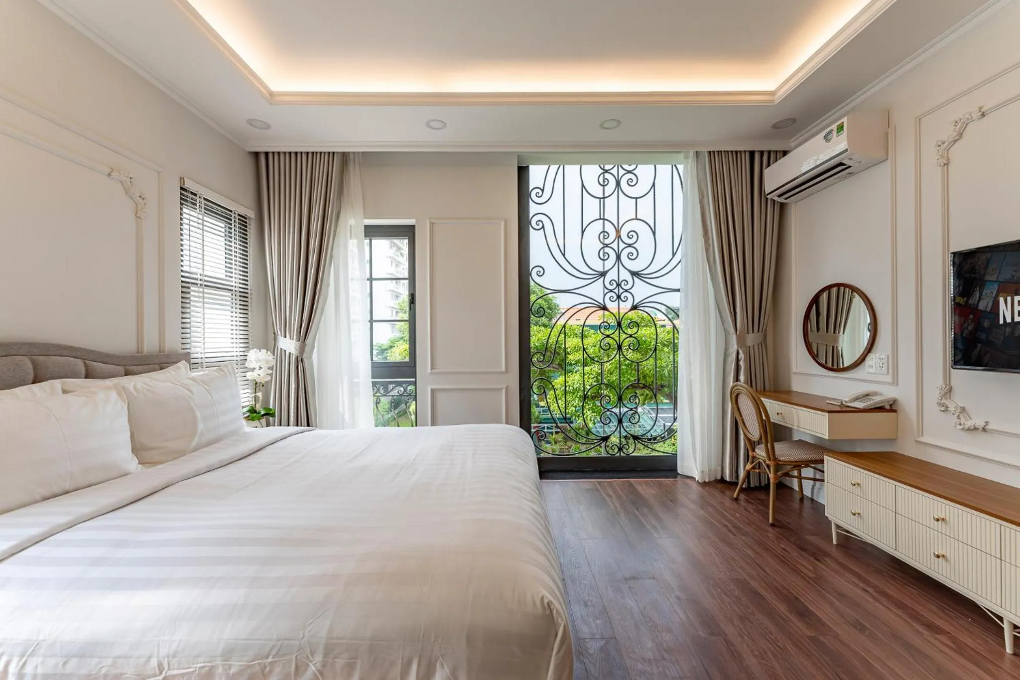 Bed in Golden Sun Apartment & Hotel