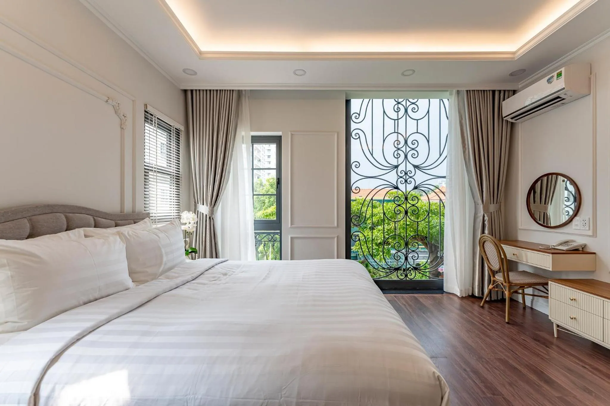 Bed in Golden Sun Apartment & Hotel