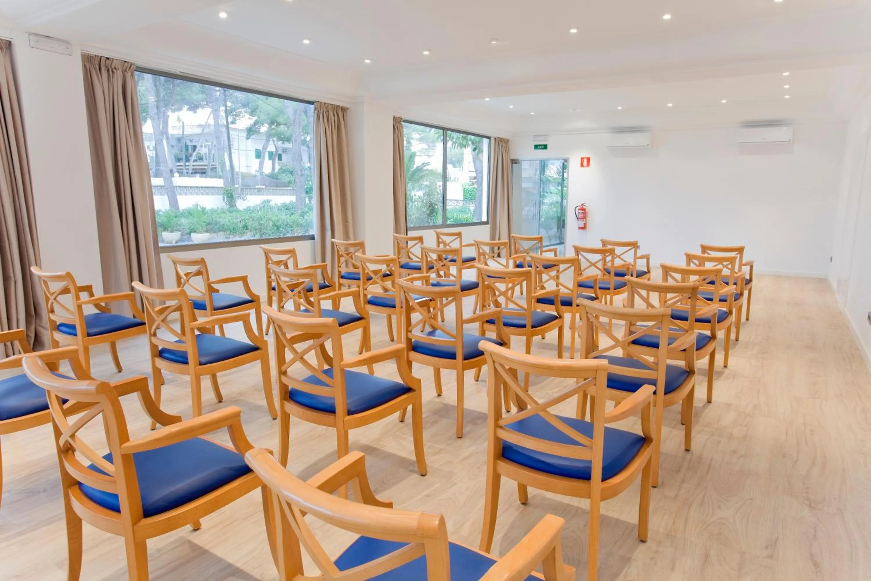 Meeting/conference room in Petit Garden Hotel by Flacalco