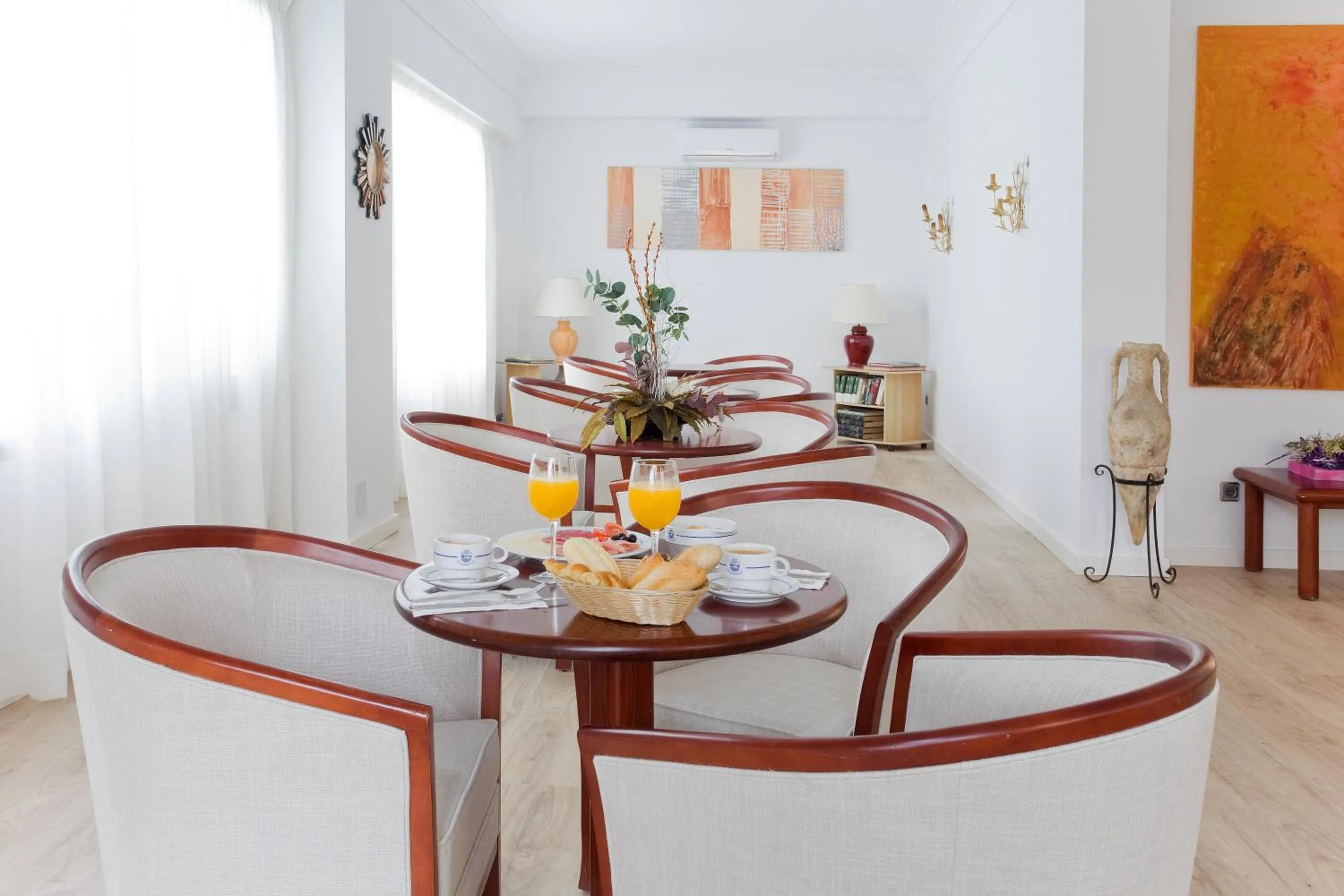 Living room in Petit Garden Hotel by Flacalco