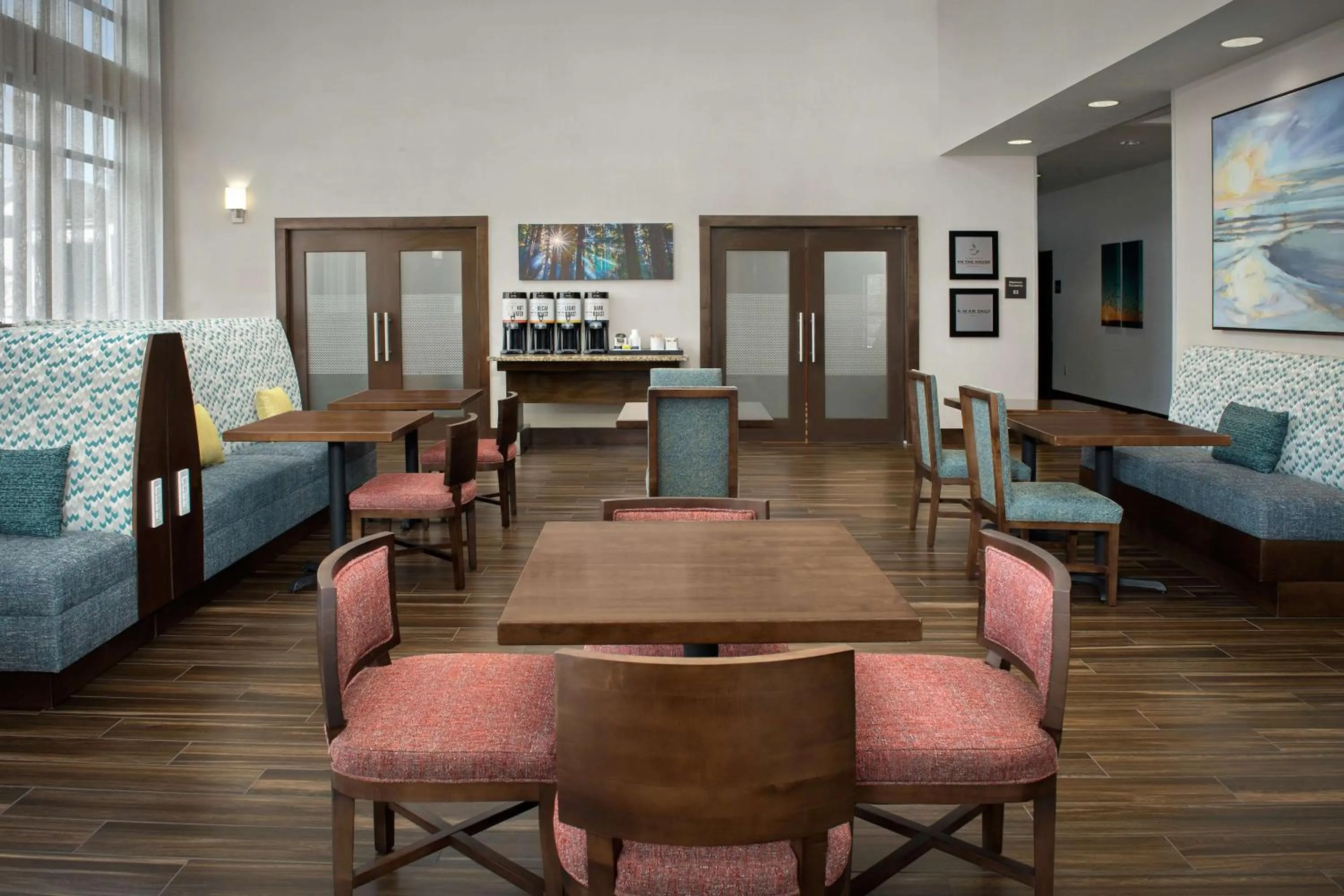 Breakfast in Hampton Inn & Suites Portland/Hillsboro-Evergreen Park