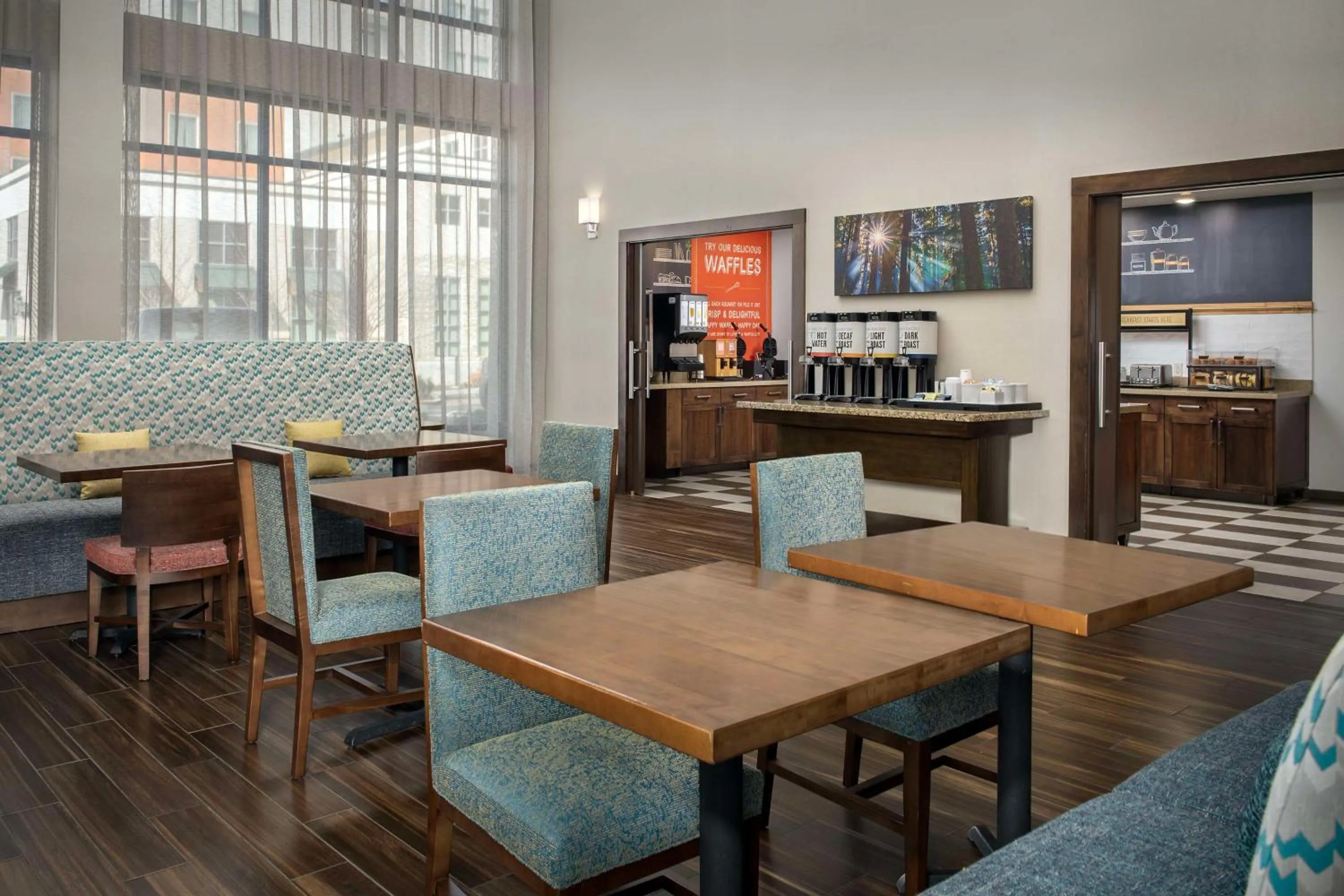 Breakfast in Hampton Inn & Suites Portland/Hillsboro-Evergreen Park