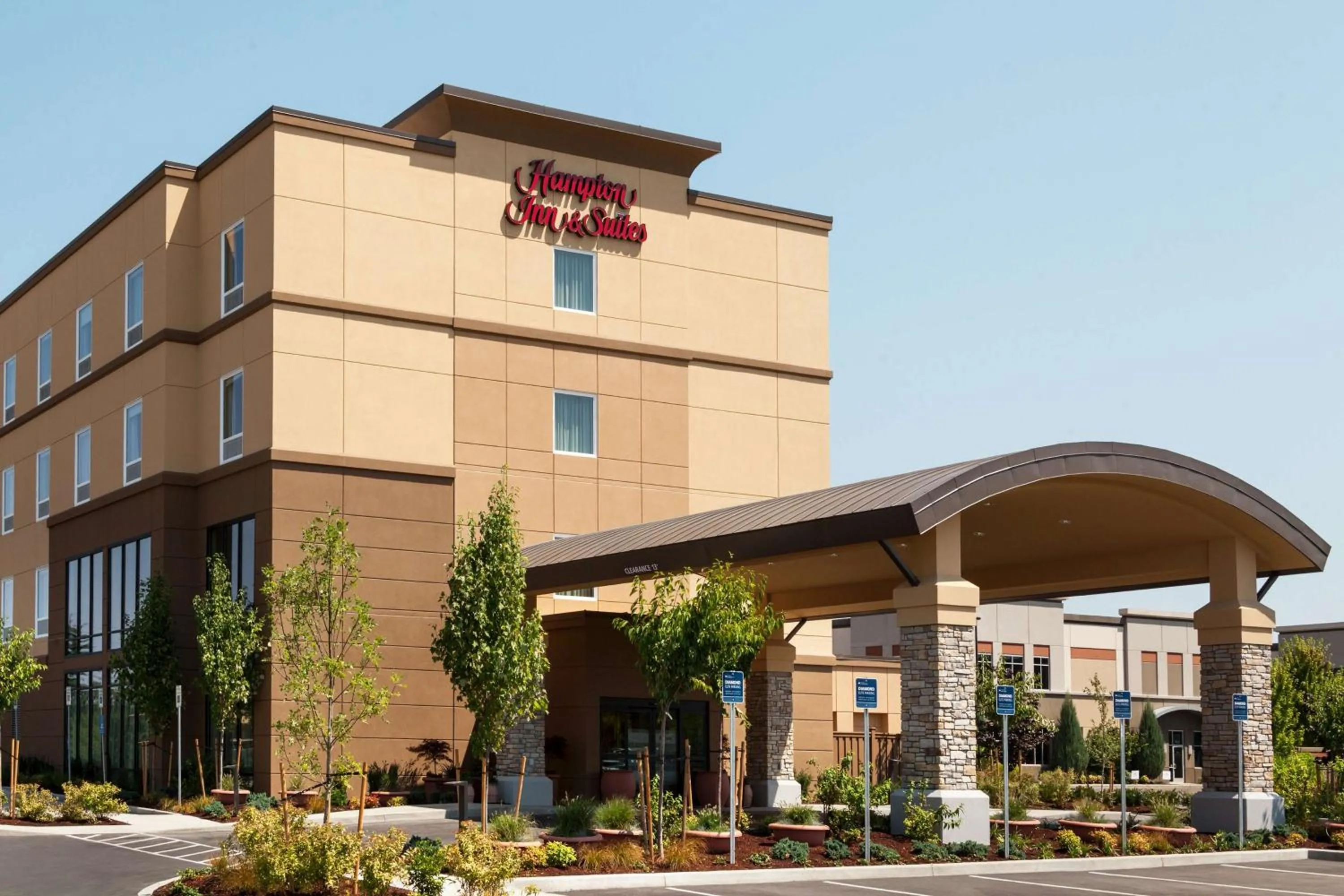 Property building in Hampton Inn & Suites Portland/Hillsboro-Evergreen Park