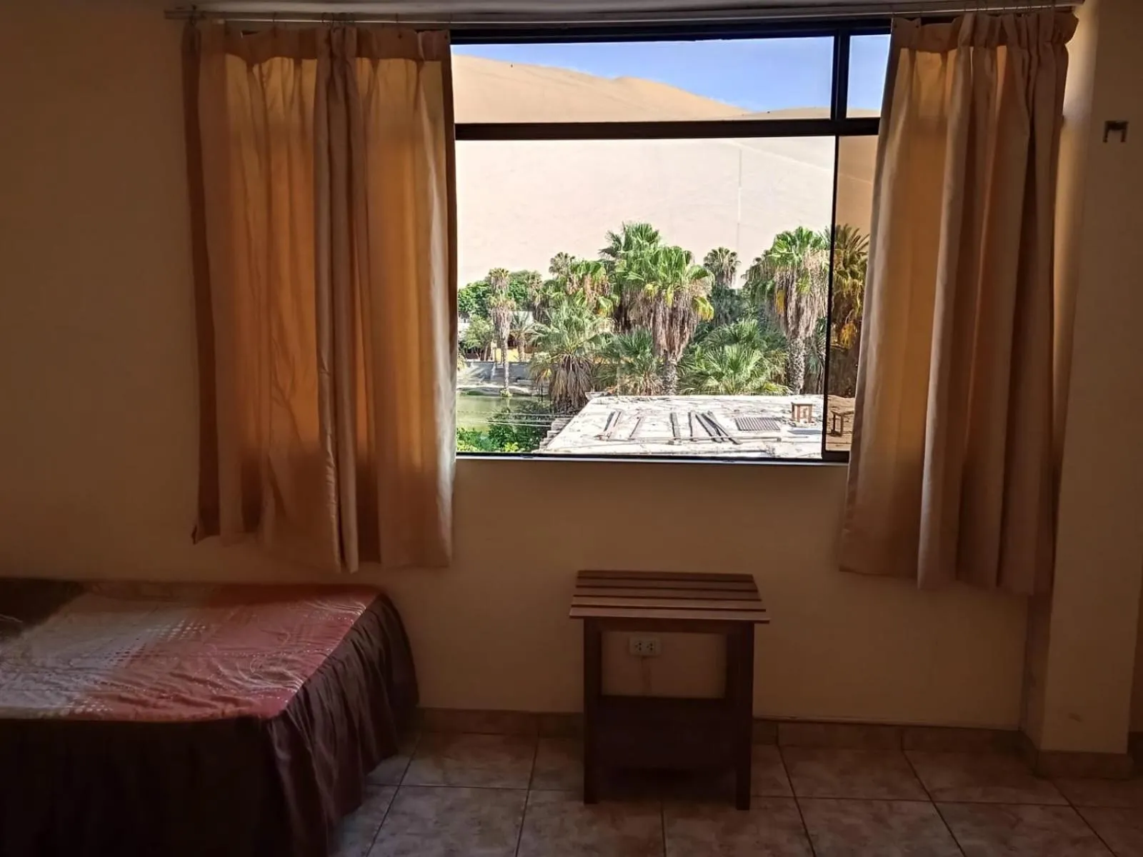 Photo of the whole room, Bed in Hostal Huacachina Sunset