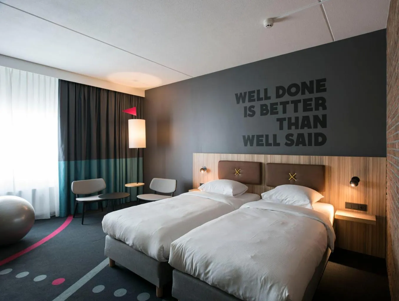 Photo of the whole room, Bed in HUP