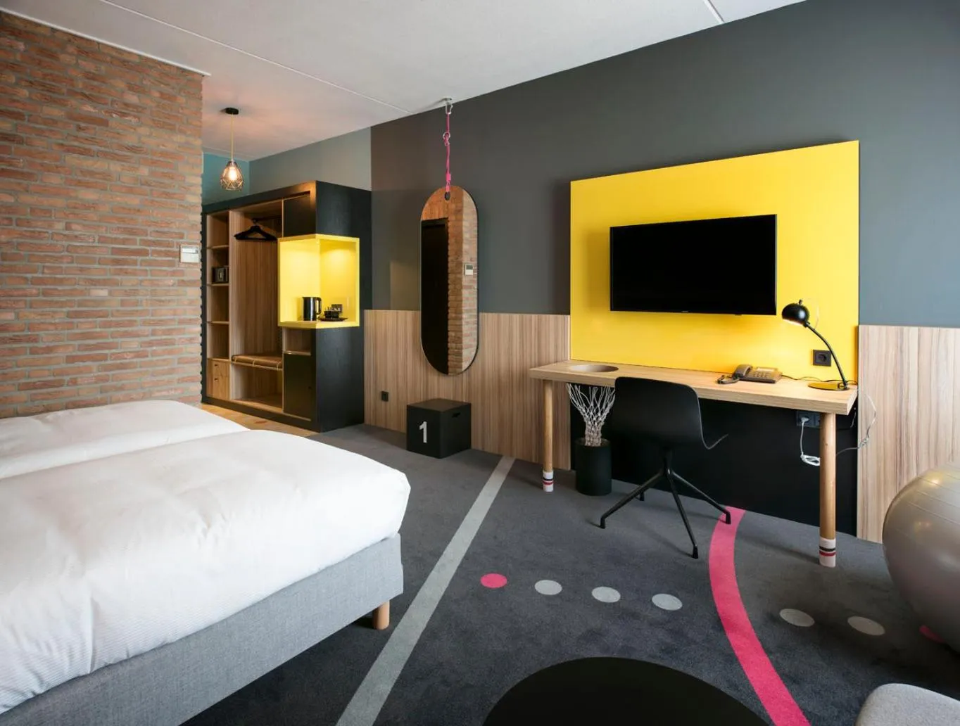 Photo of the whole room, Bed in HUP