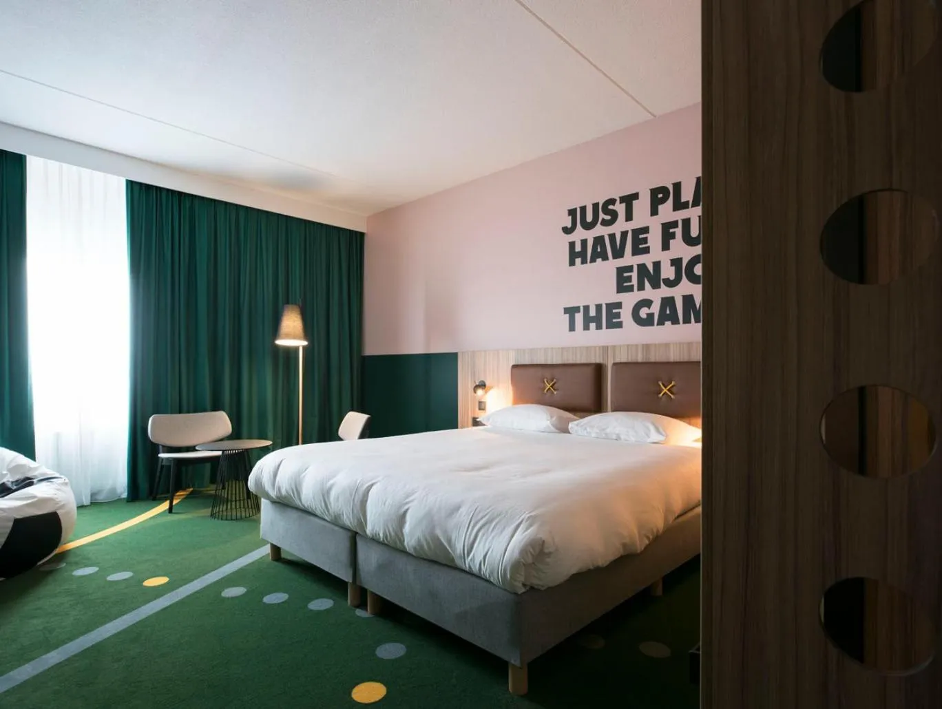 Photo of the whole room, Bed in HUP