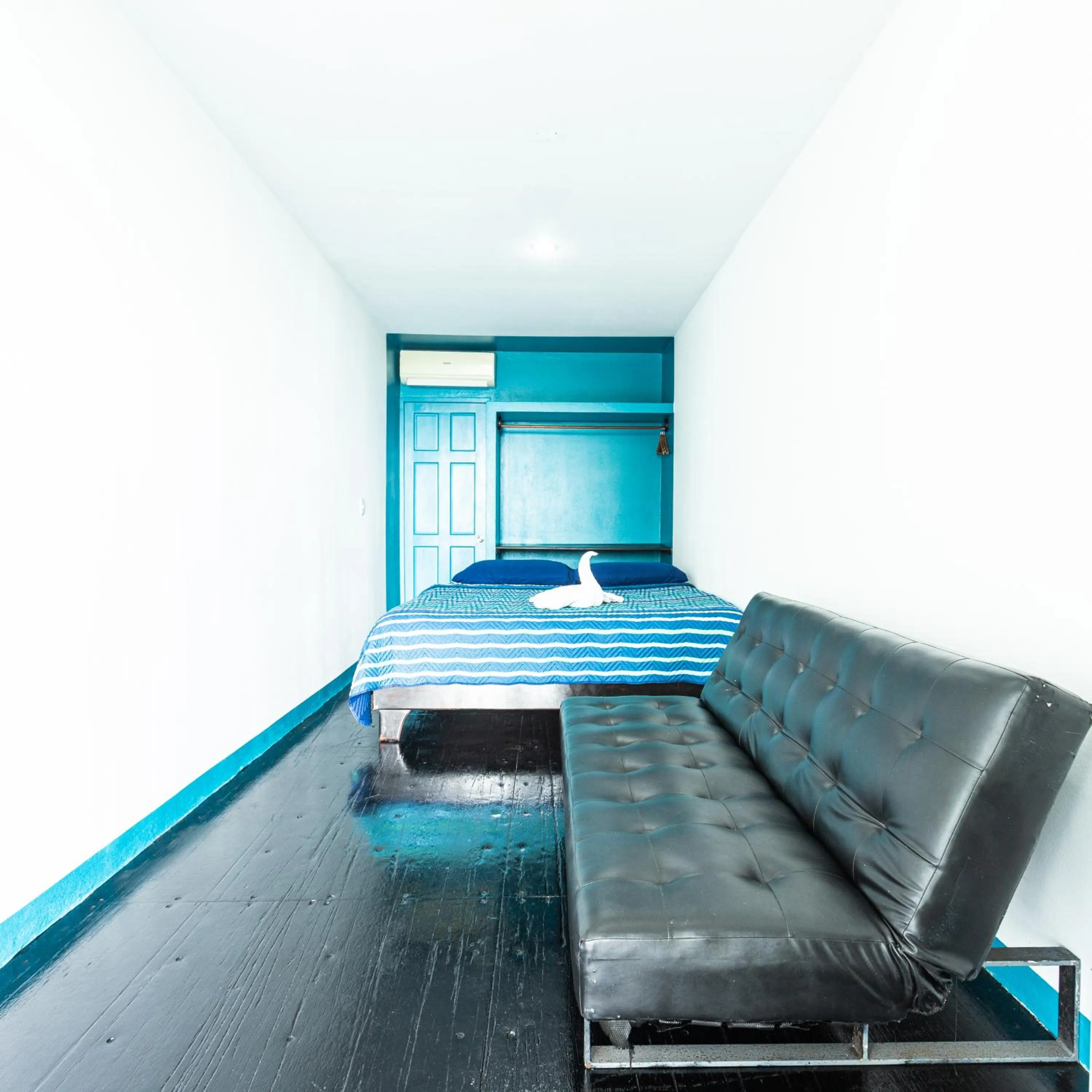 Photo of the whole room in El Faro Containers Beach Hotel