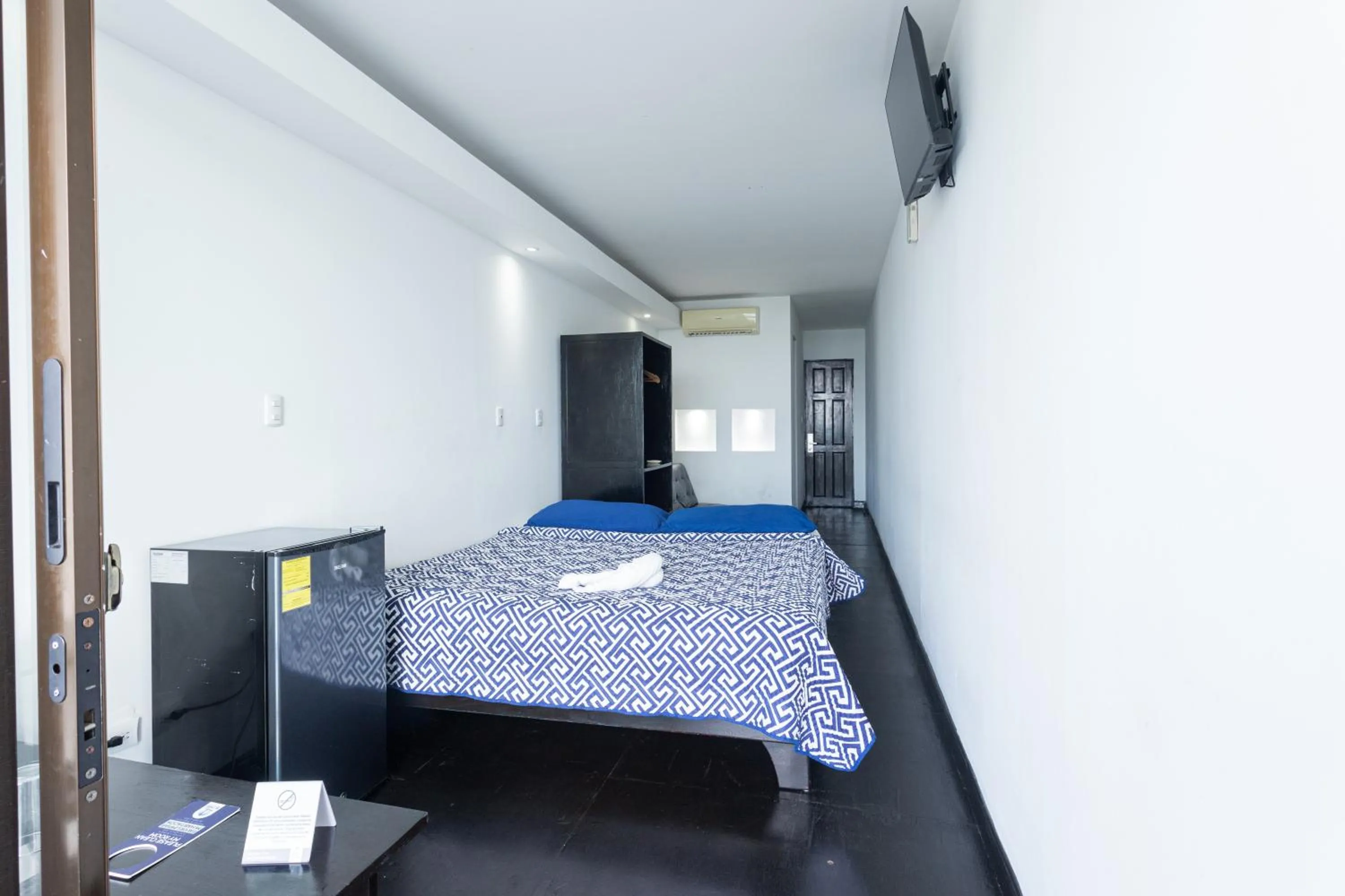 Photo of the whole room, Bed in El Faro Containers Beach Hotel