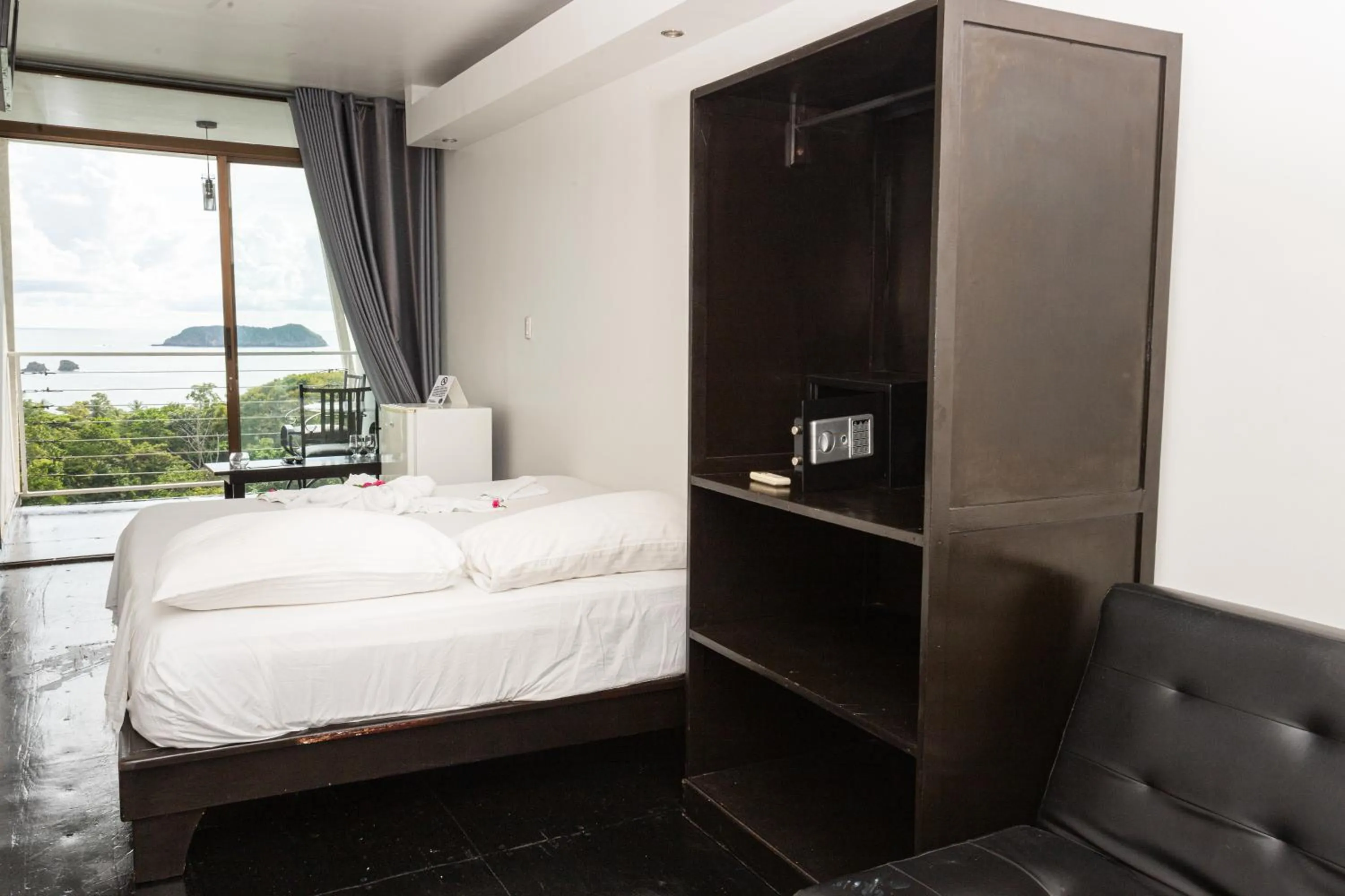 Bed in El Faro Containers Beach Hotel