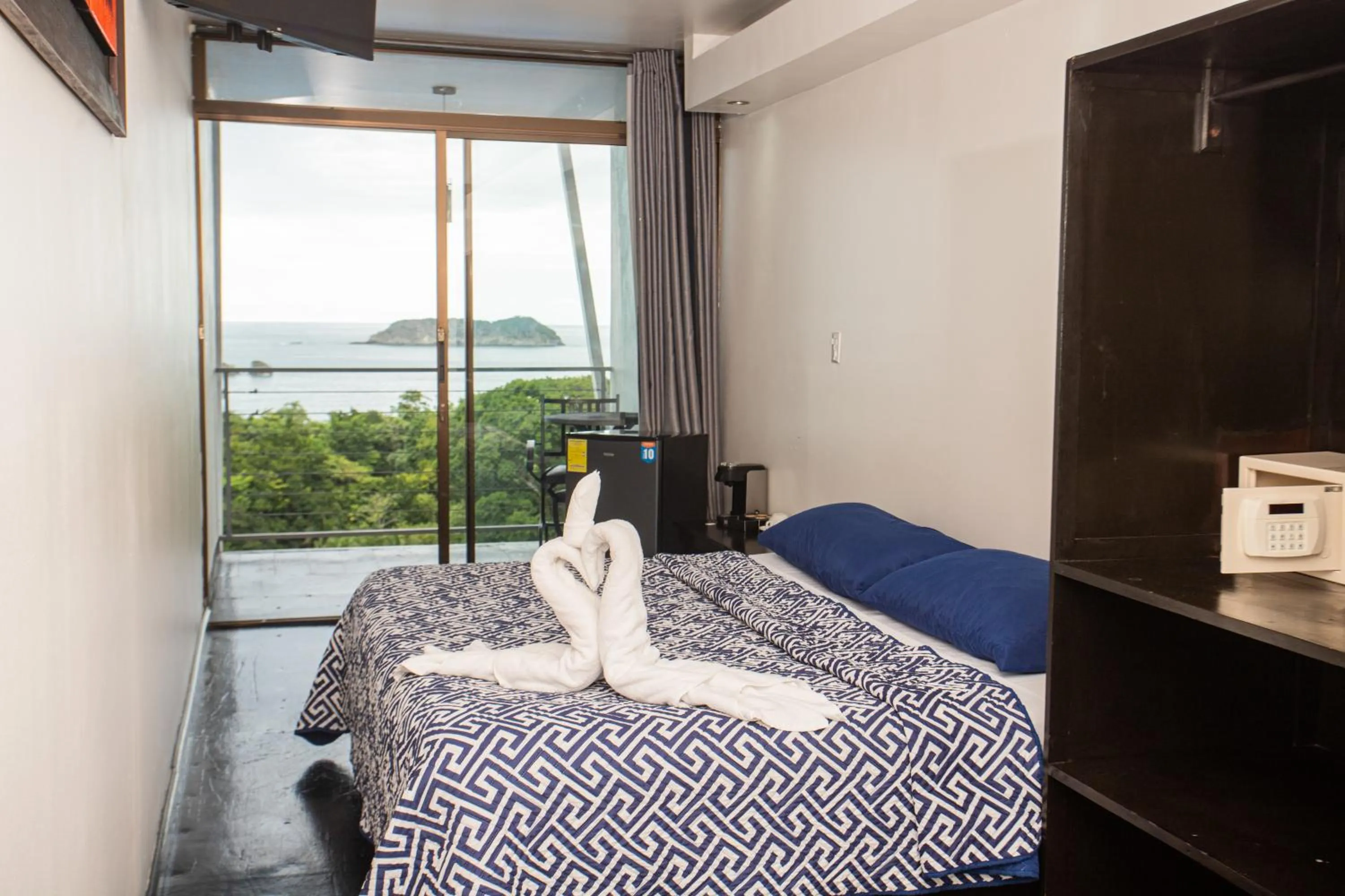 Bed in El Faro Containers Beach Hotel