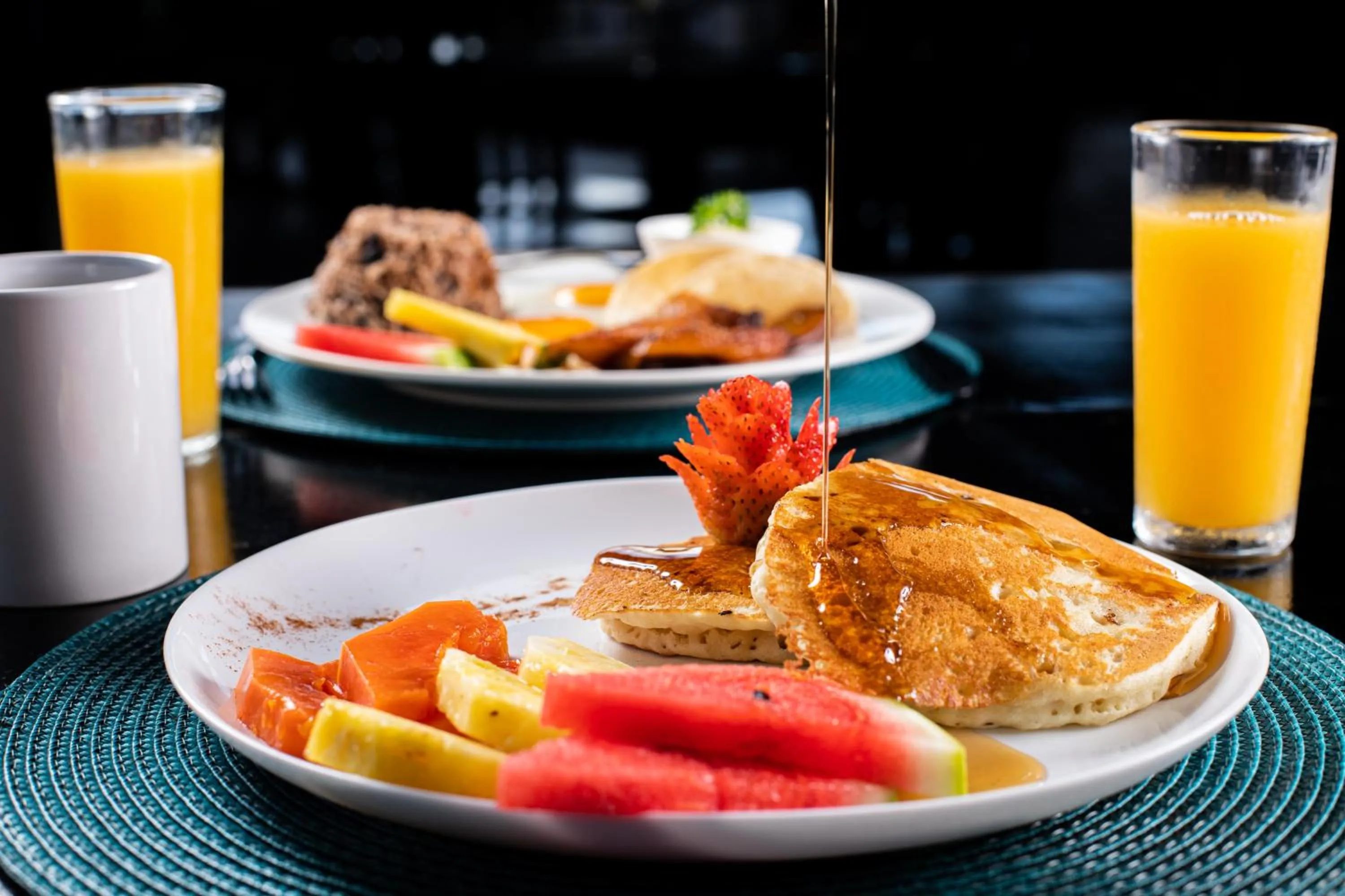 Restaurant/places to eat in El Faro Containers Beach Hotel