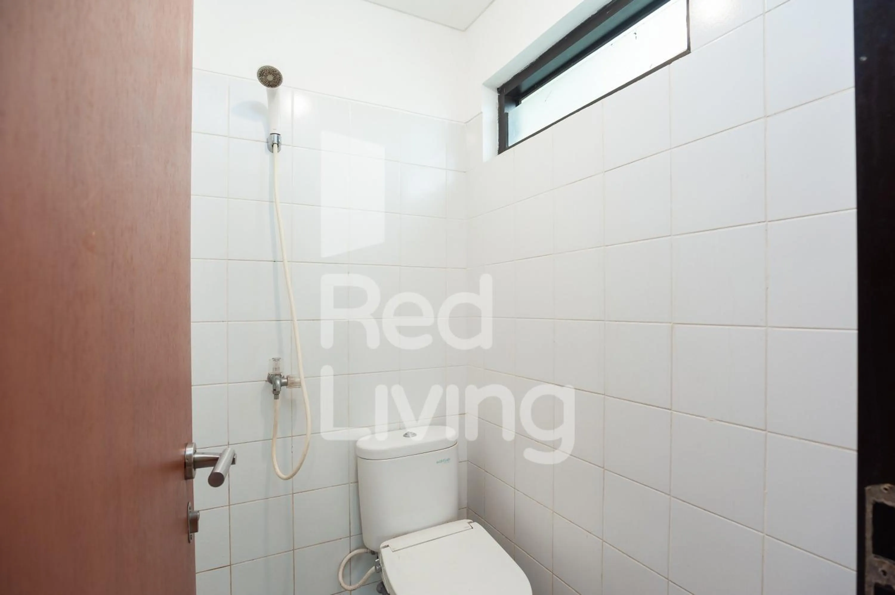 Bathroom in RedLiving Apartemen RQ at Ecohome Citra Raya