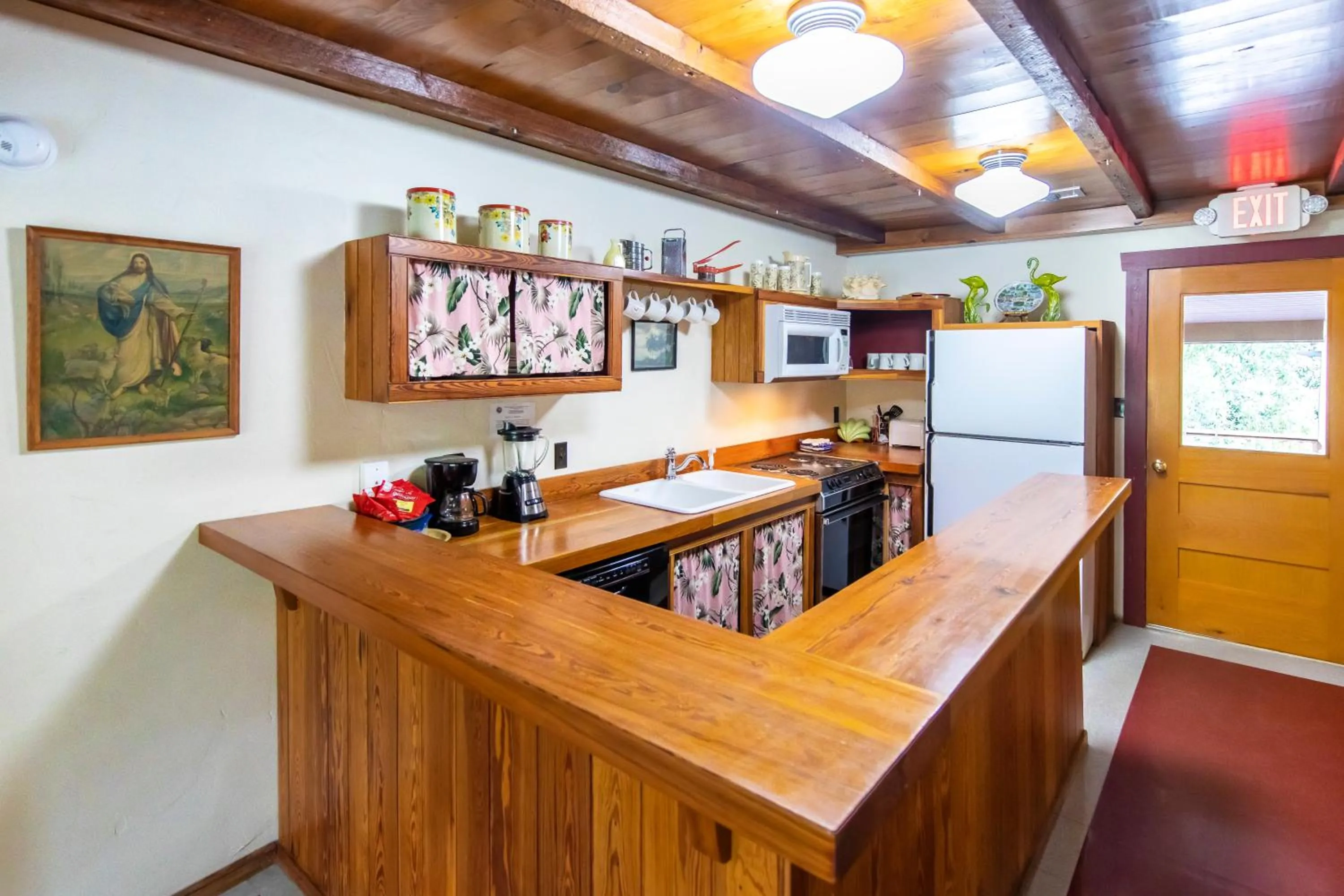 Kitchen or kitchenette in Hibiscus Coffee & Guesthouse