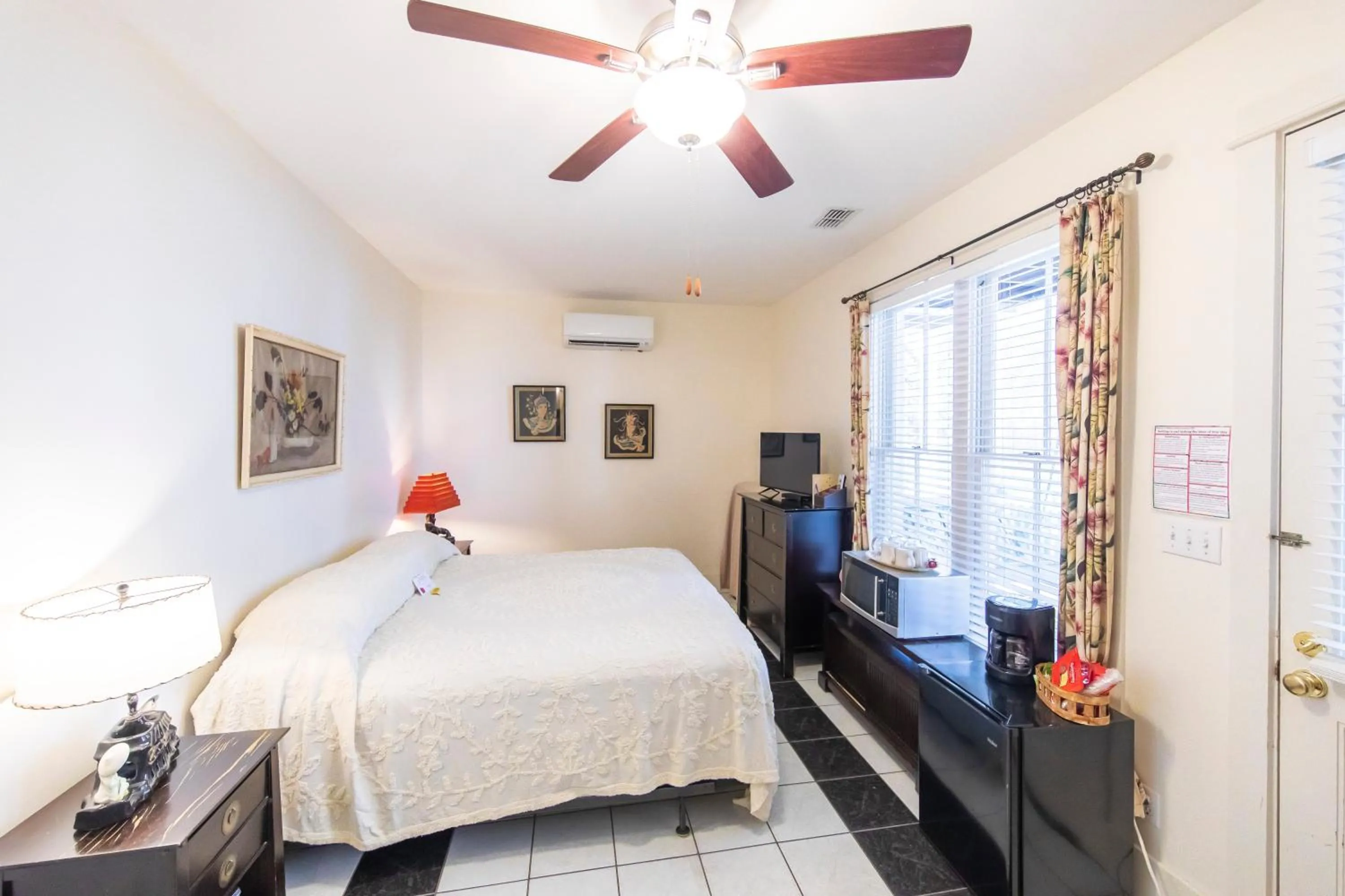 Photo of the whole room, Bed in Hibiscus Coffee & Guesthouse