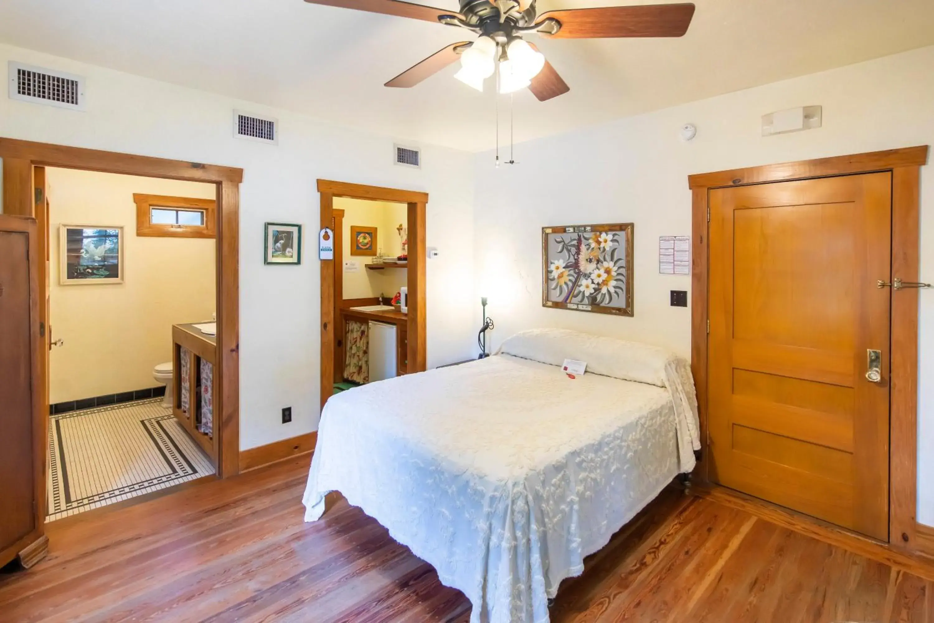 Standard Queen Room in Hibiscus Coffee & Guesthouse Standard Queen Room in Hibiscus Coffee & Guesthouse