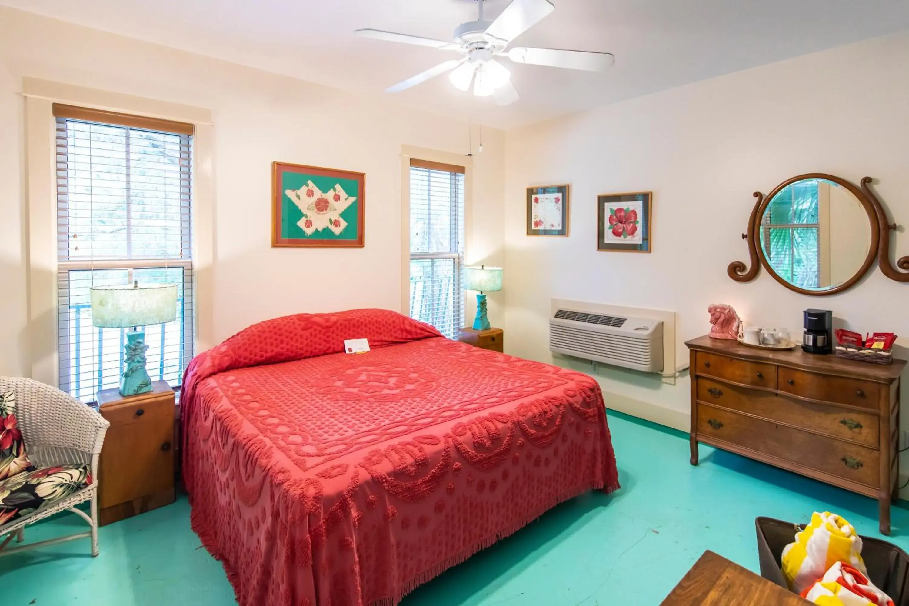 Deluxe Double Room with Bath in Hibiscus Coffee & Guesthouse Deluxe Double Room with Bath in Hibiscus Coffee & Guesthouse