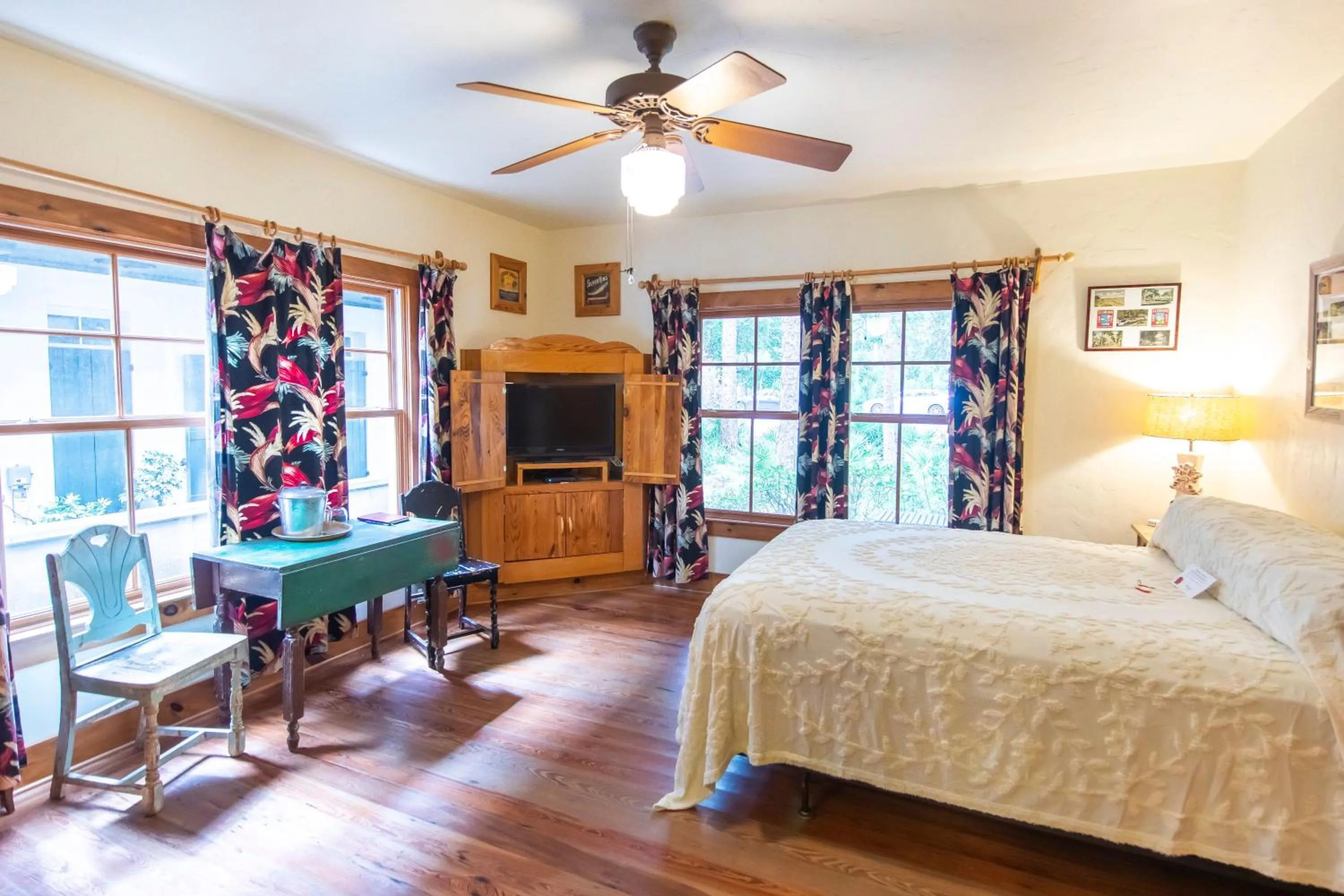 Bedroom, Bed in Hibiscus Coffee & Guesthouse